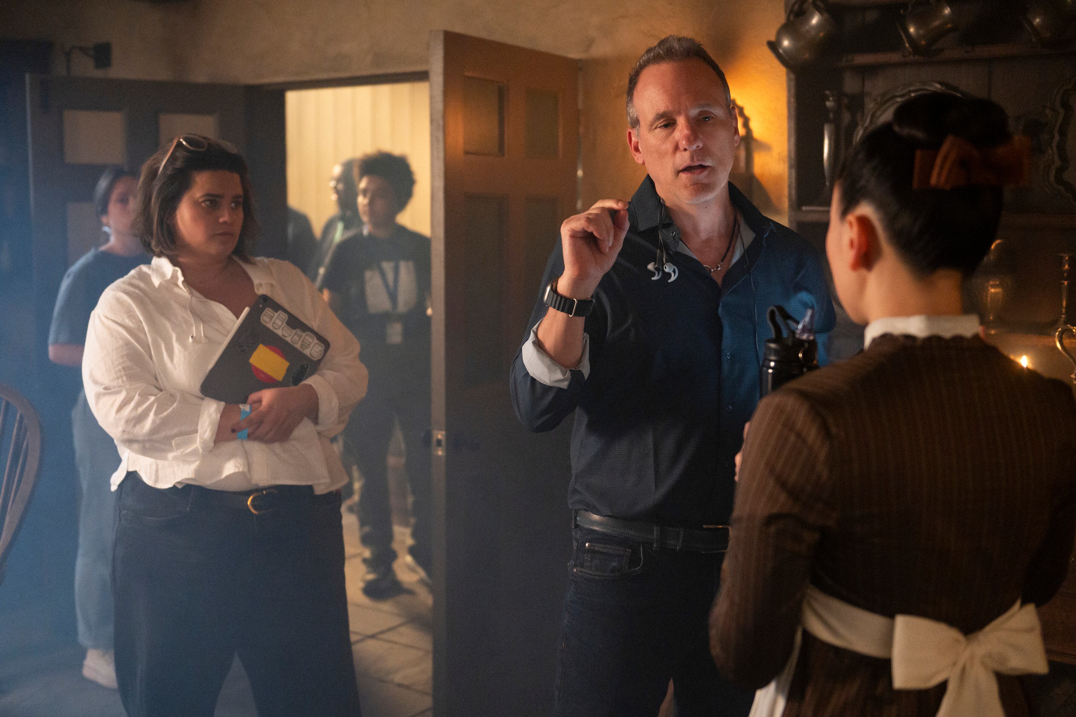 Tom Verica dirigiendo a Yerin Ha en el primero episodio de la cuarta temporada de Bridgerton