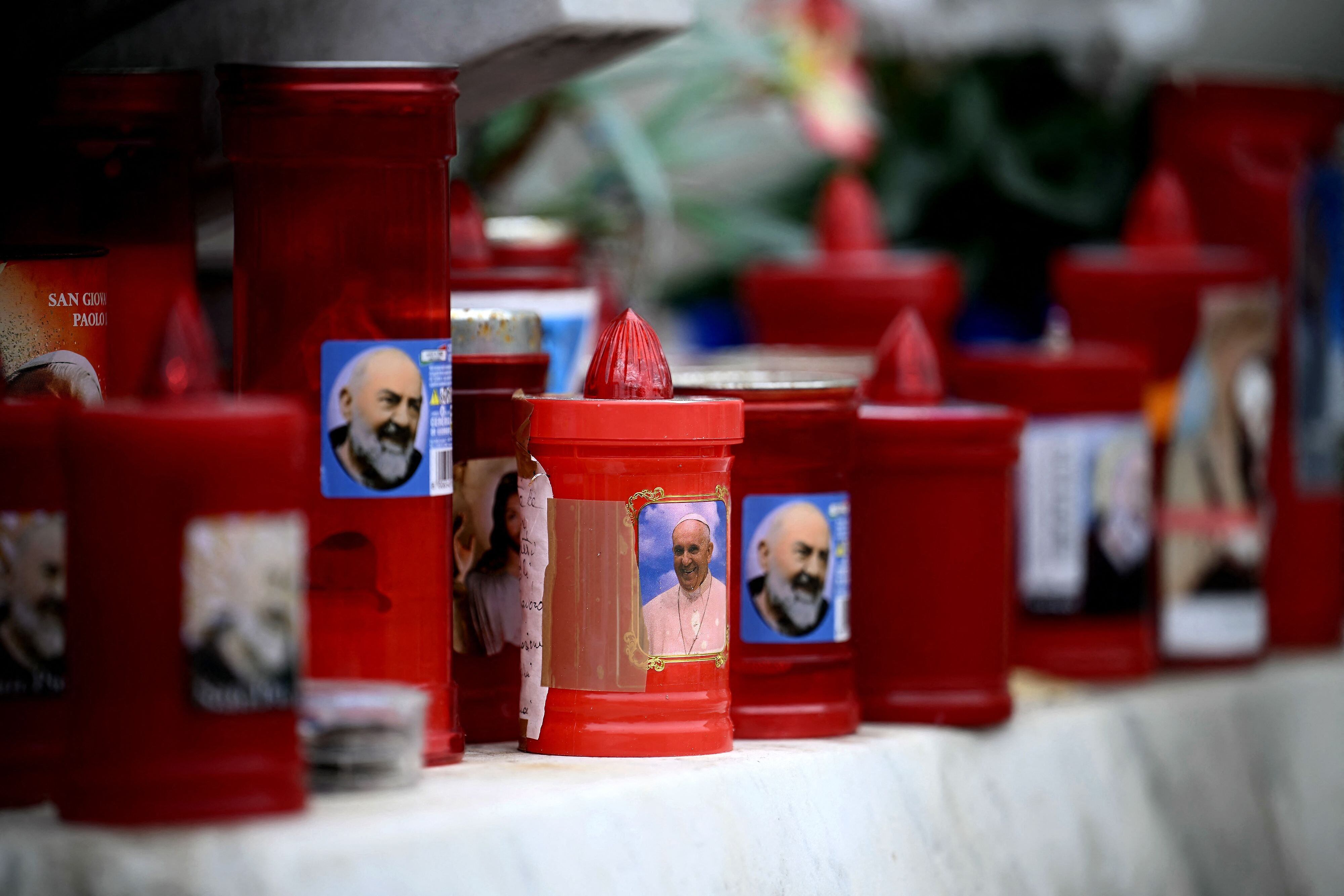 Esta fotografía muestra velas afuera del hospital Gemelli donde el Papa Francisco está internado para pruebas y tratamiento por bronquitis en Roma, el 18 de febrero de 2025