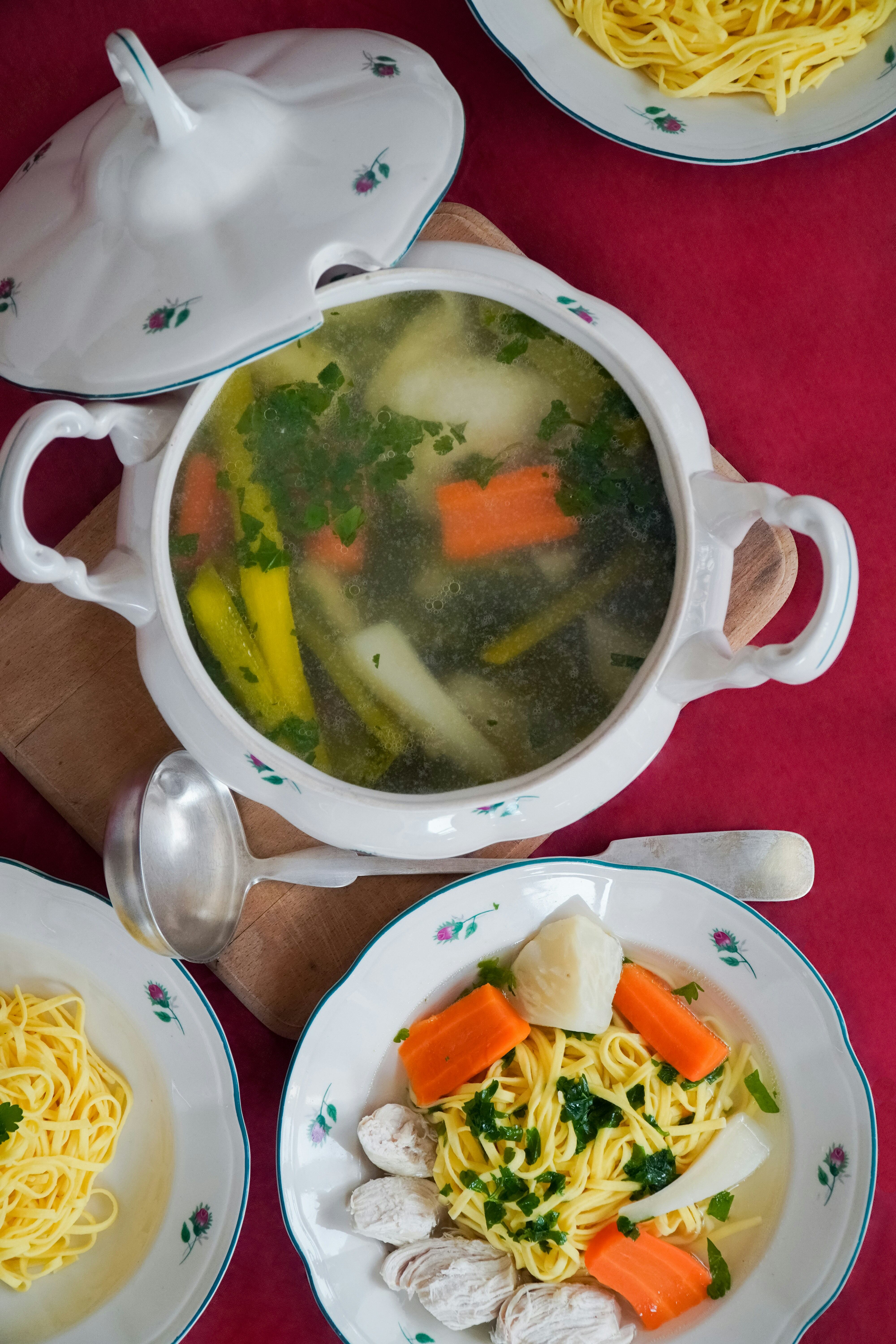 ¿La sopa de pollo tiene propiedades que curan el resfriado? (Unsplash)