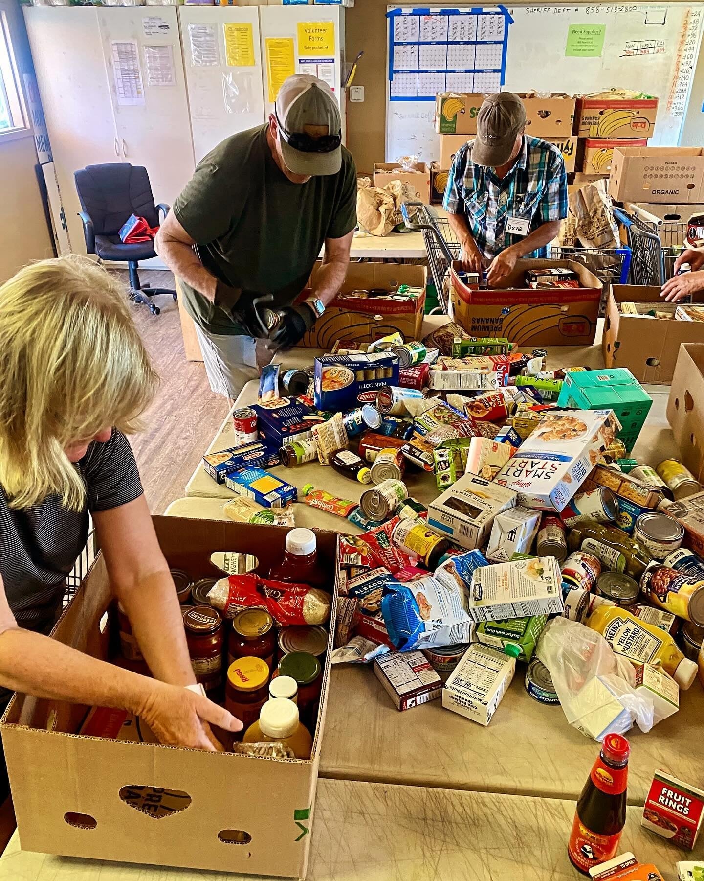 El programa Conexión Comunitaria de Alimentos ofrece tanto alimentos no preparados para llevar a casa como comidas calientes listas para consumir