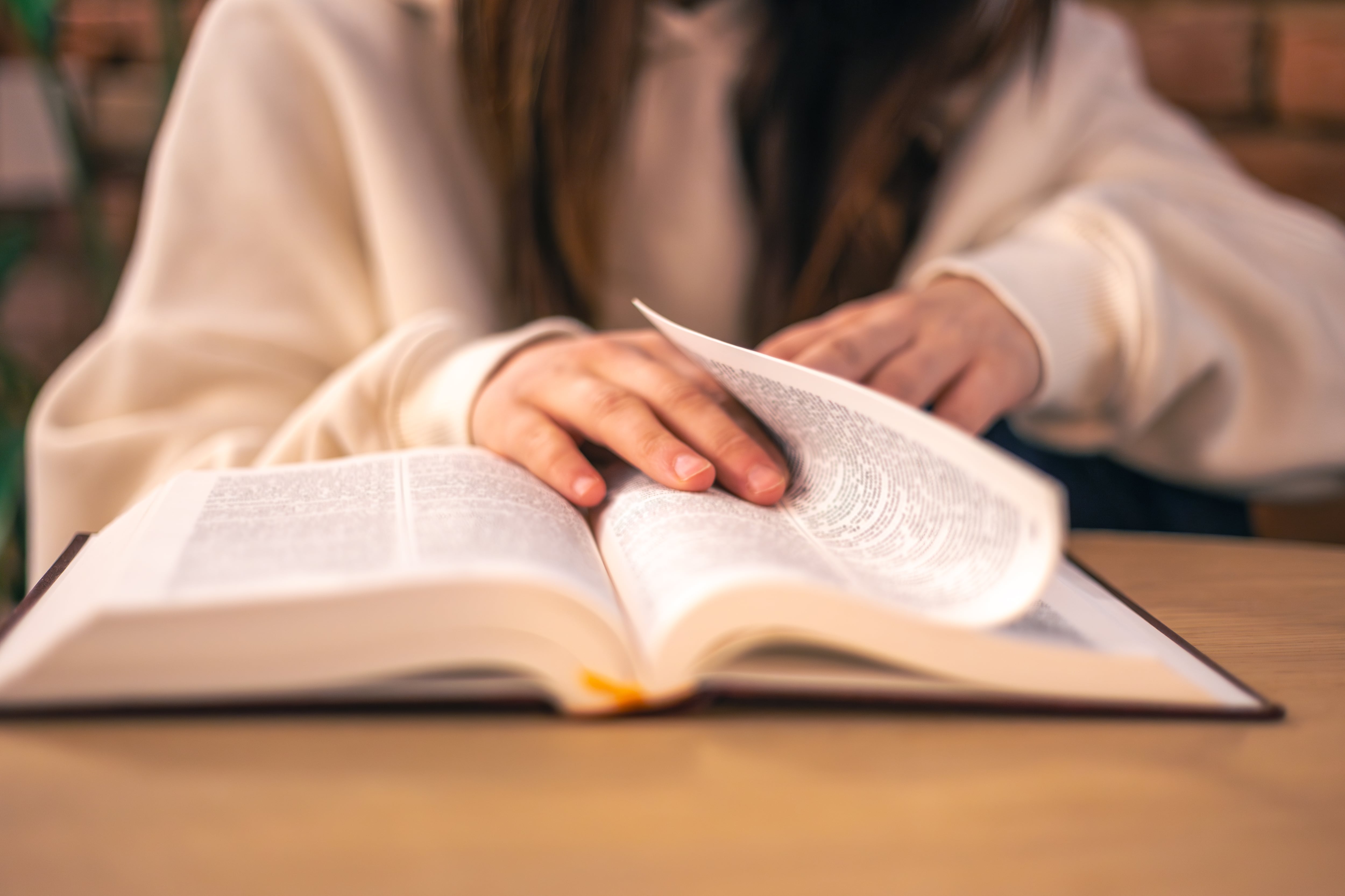 La Biblia sigue siendo el refugio espiritual para muchas personas (Foto: Freepik)