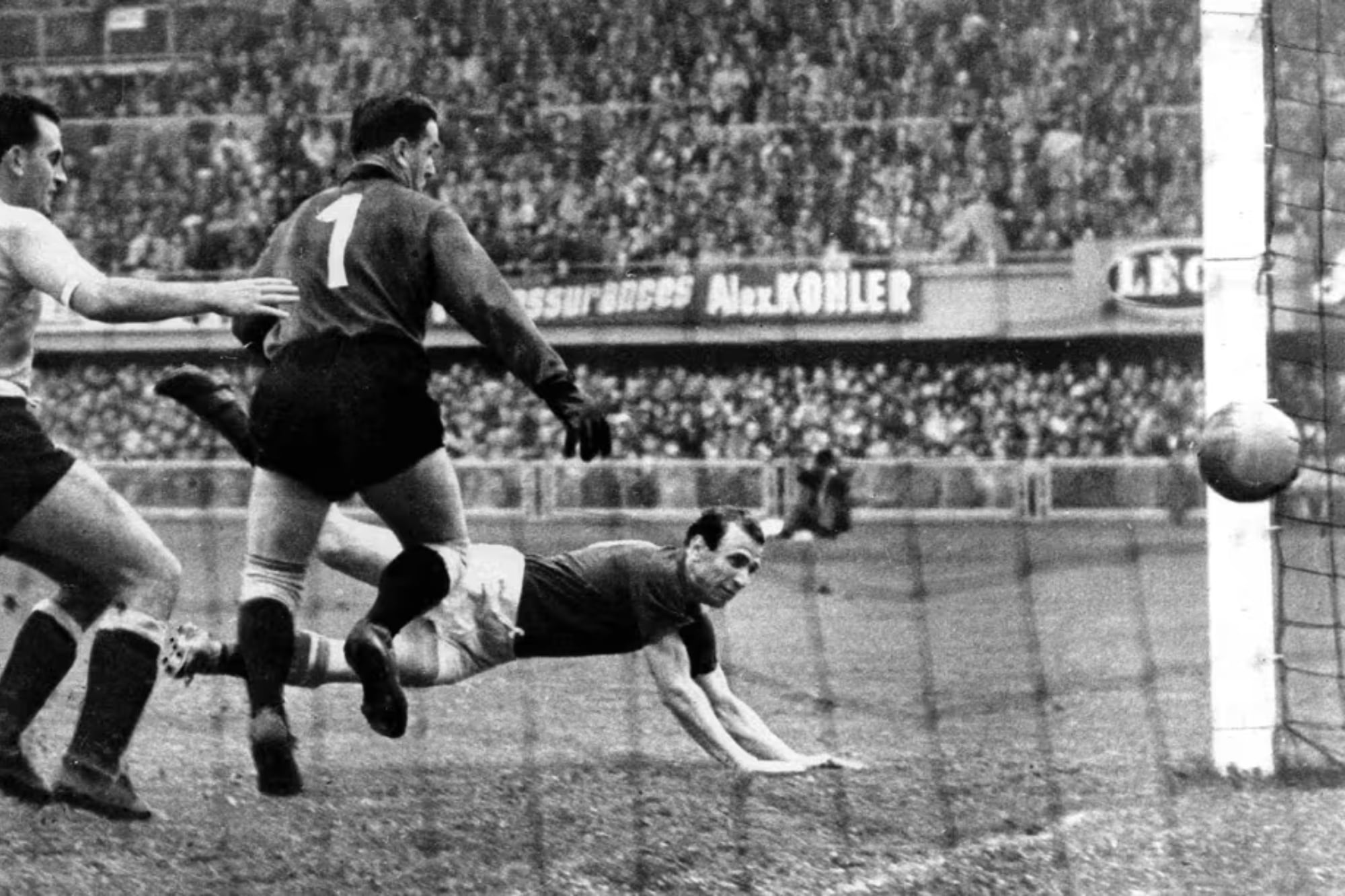En el tiempo extra, Hungría convirtió dos goles y eliminó a Uruguay