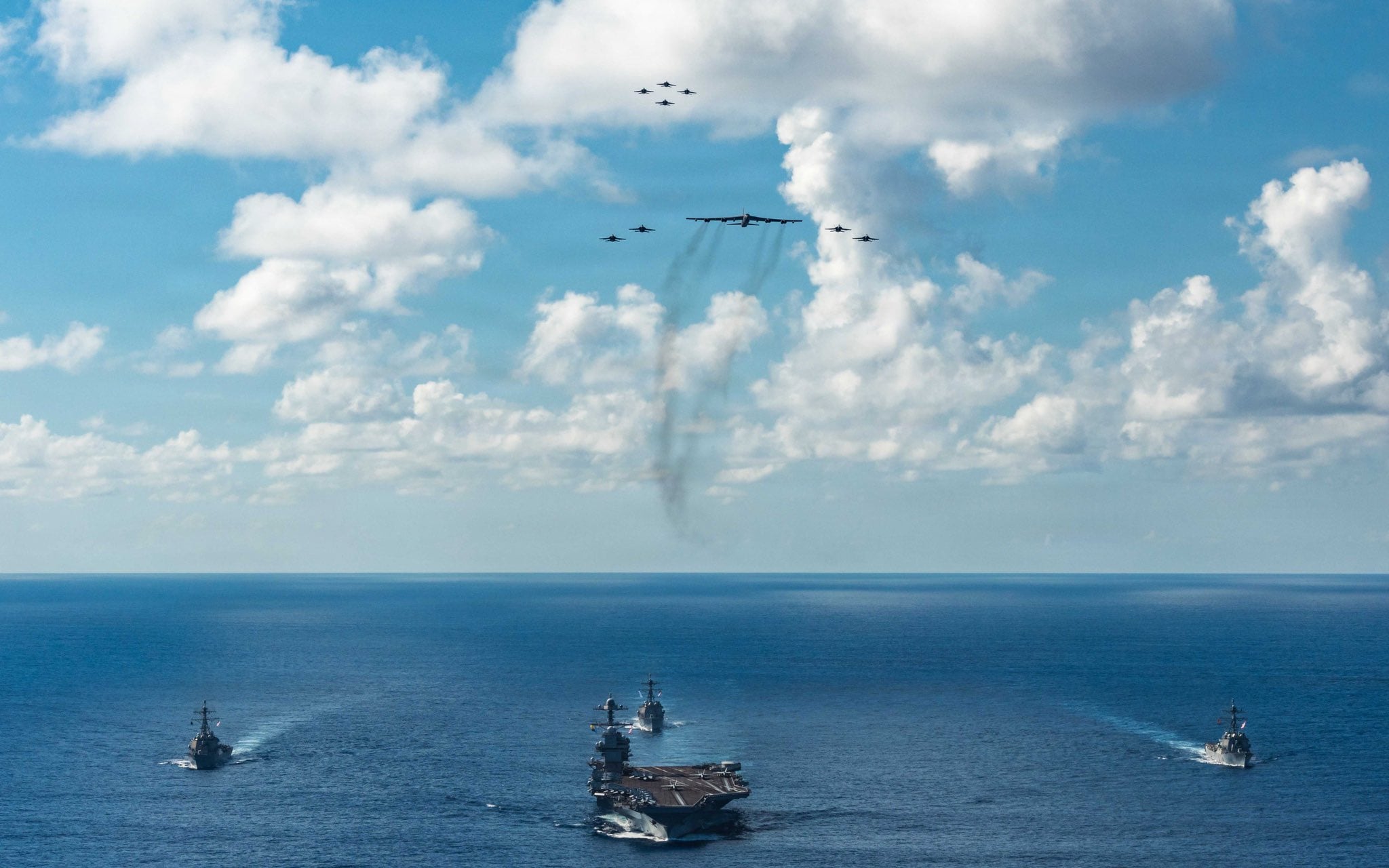 Las imágenes que sorprendieron al Pentágono: así luce el grupo de ataque del portaaviones USS Gerald R. Ford