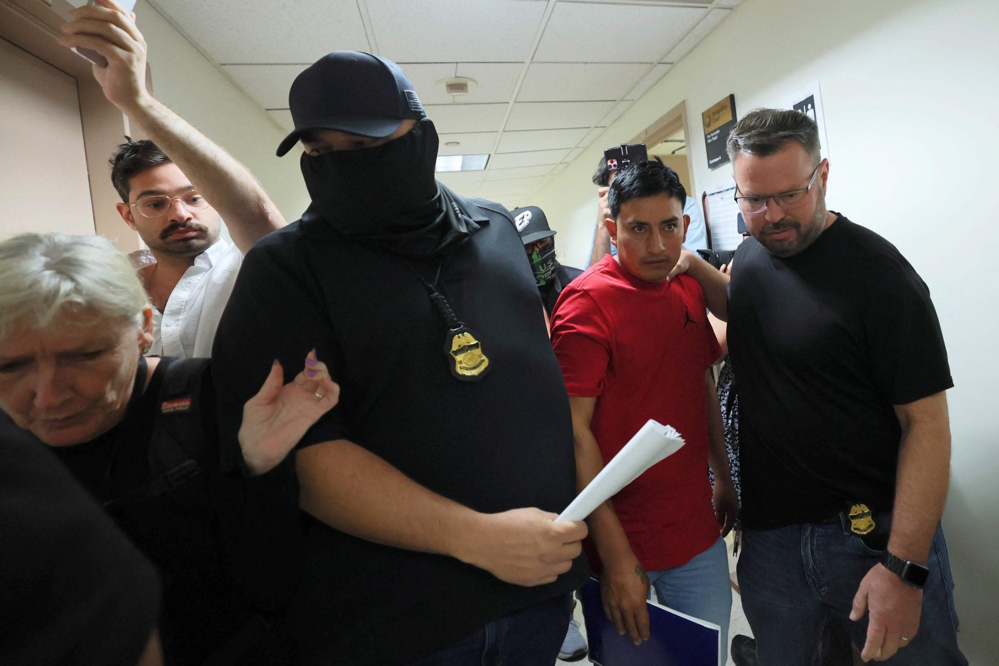 A pesar del apoyo a la deportación como concepto, existe una contradicción estadística, ya que el 57% de los neoyorquinos desaprueba formalmente la manera en que el Servicio de Inmigración y Control de Aduanas (ICE) ejecuta los arrestos