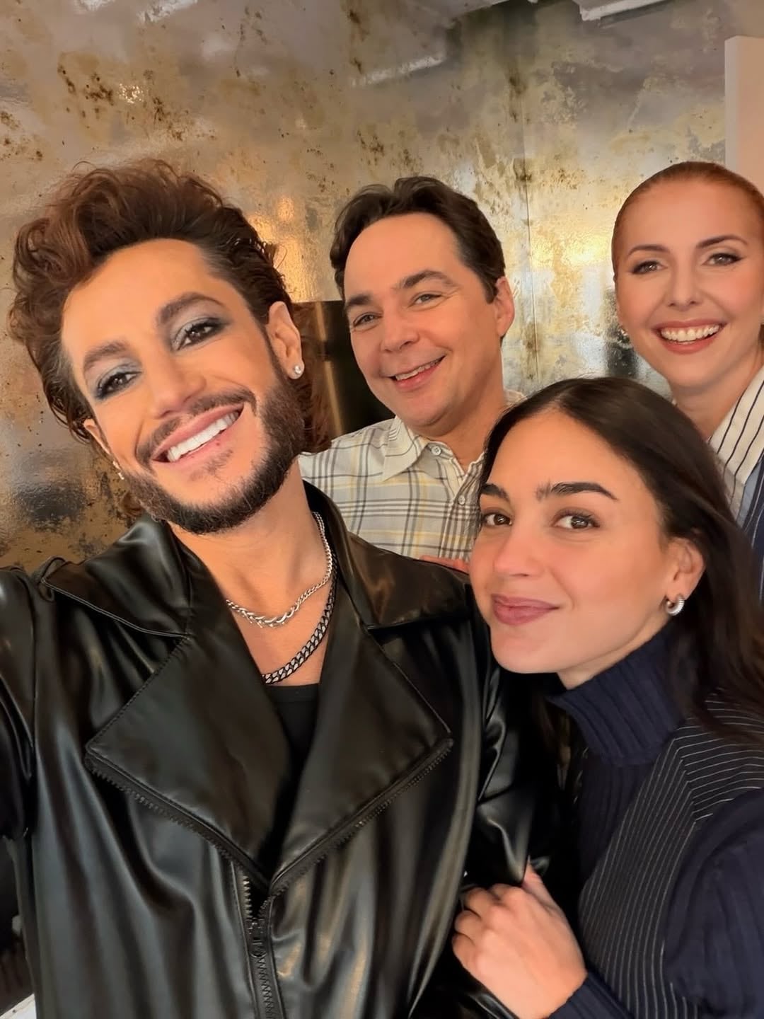 Atrás con una sonrisa asoma Jim Parsons hoy, 2026