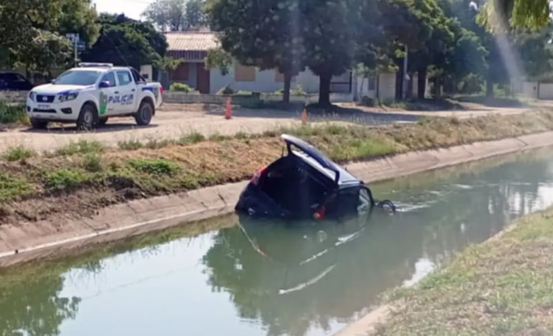 Tragedia en Río Negro: un bebé murió al quedar atrapado en un auto que volcó y cayó a un canal de riego
