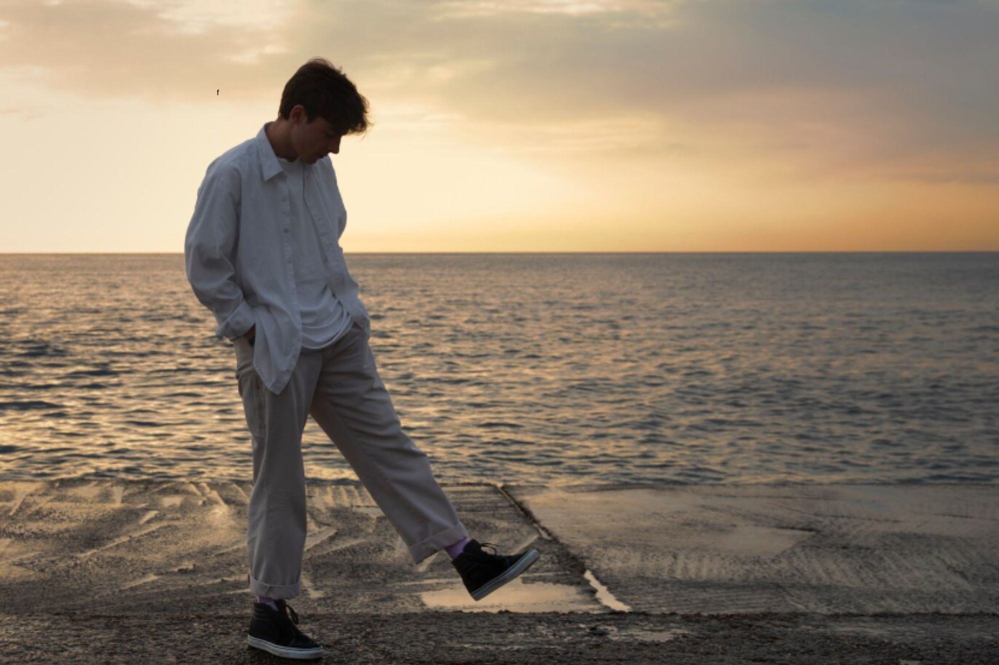 Qué significa caminar y mirar al piso, según una experta en comunicación e imagen