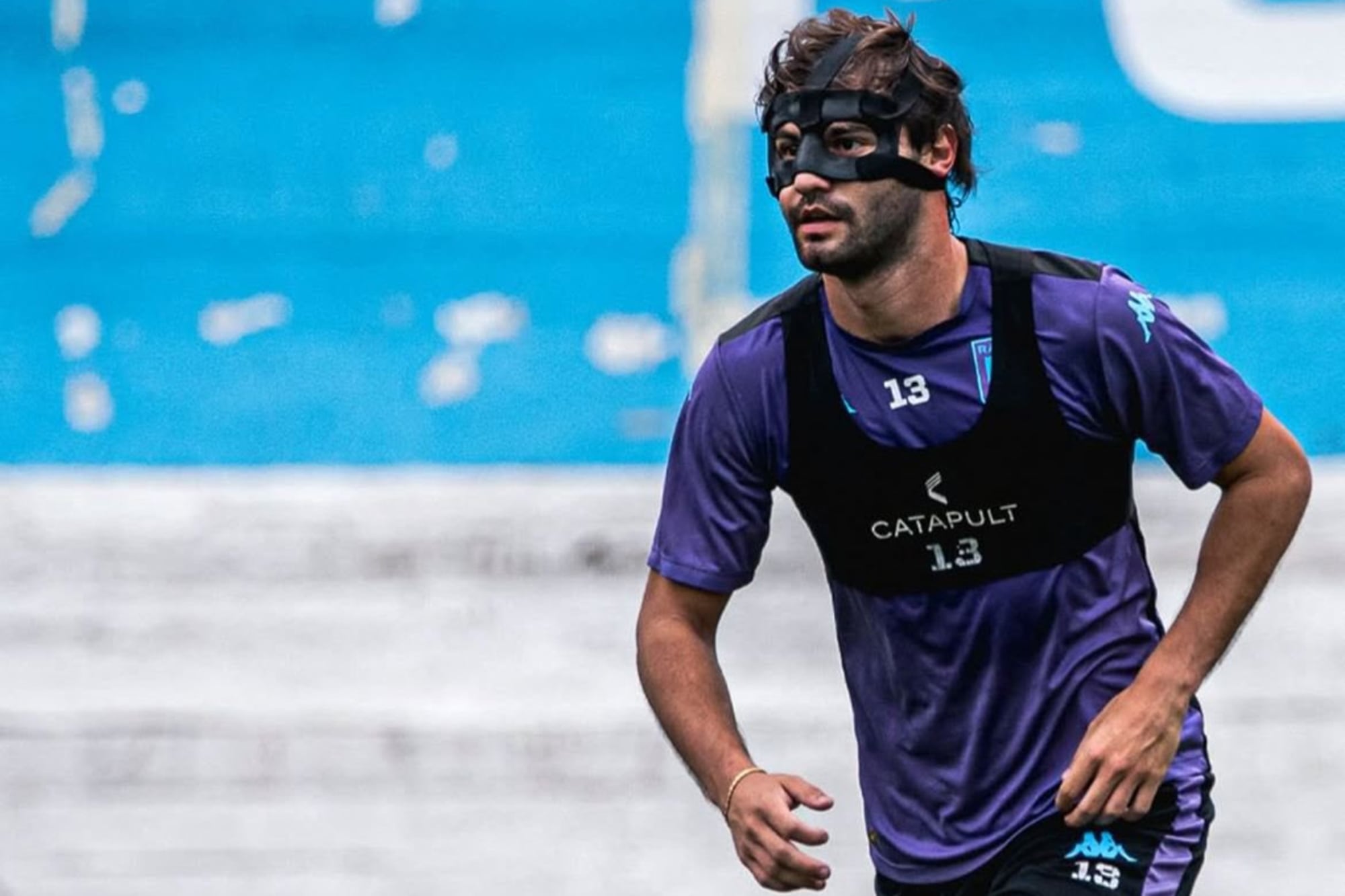 Santiago Sosa, jugador de Racing, se entrenó con la máscara que utilizará el lunes contra River