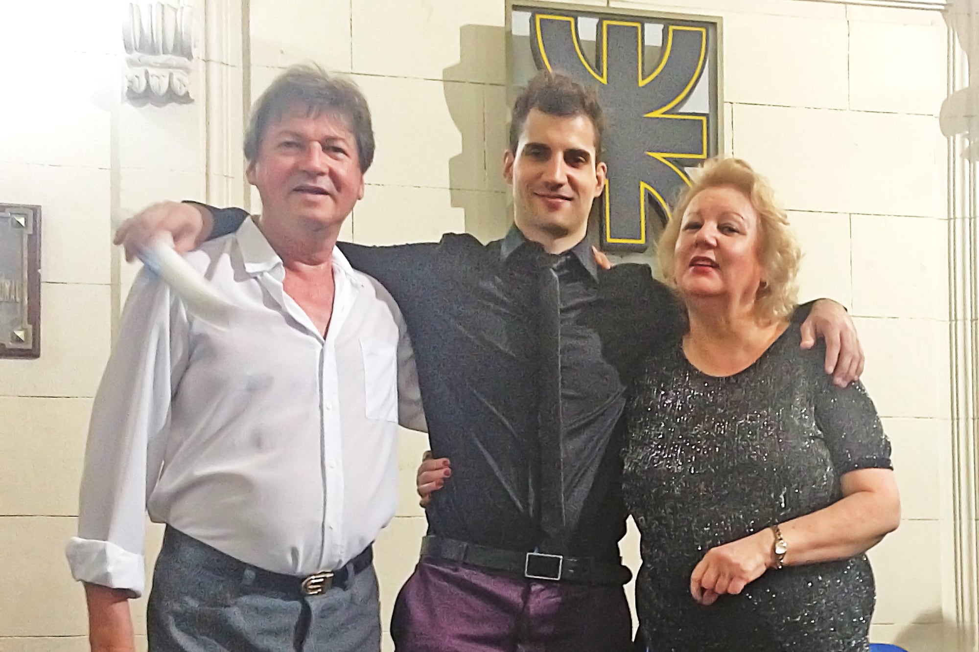 Junto a sus padres, en la entrega de diplomas