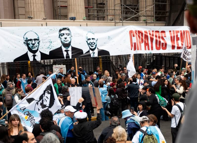 Marcha contra la Corte: sectores del PJ, la izquierda, gremios y piqueteros protestan por el fallo que libera la venta de tierras para extranjeros