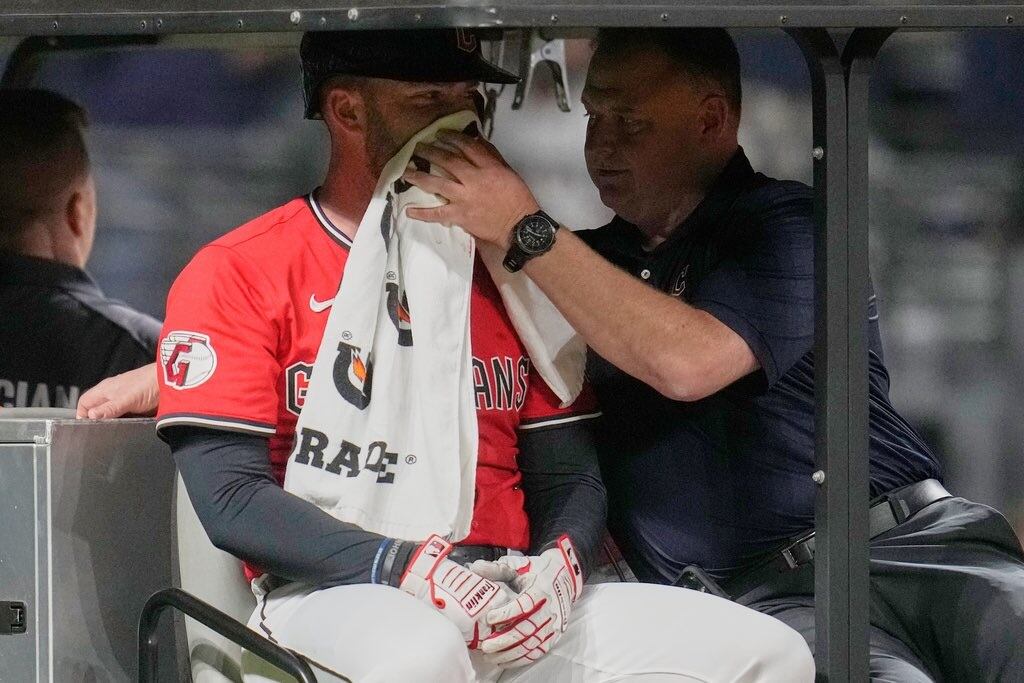 Fry terminó por abandonar el campo mientras levantaba el pulgar para tranquilizar a los aficionados