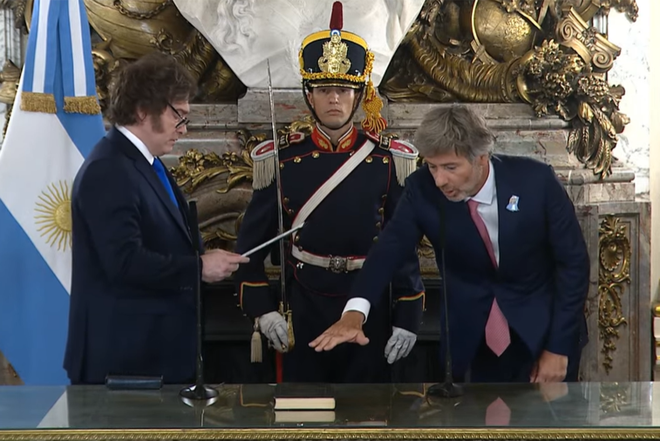 El Presidente Milei toma juramento al nuevo Ministro de Justicia, Dr. Juan Bautista Mahiques