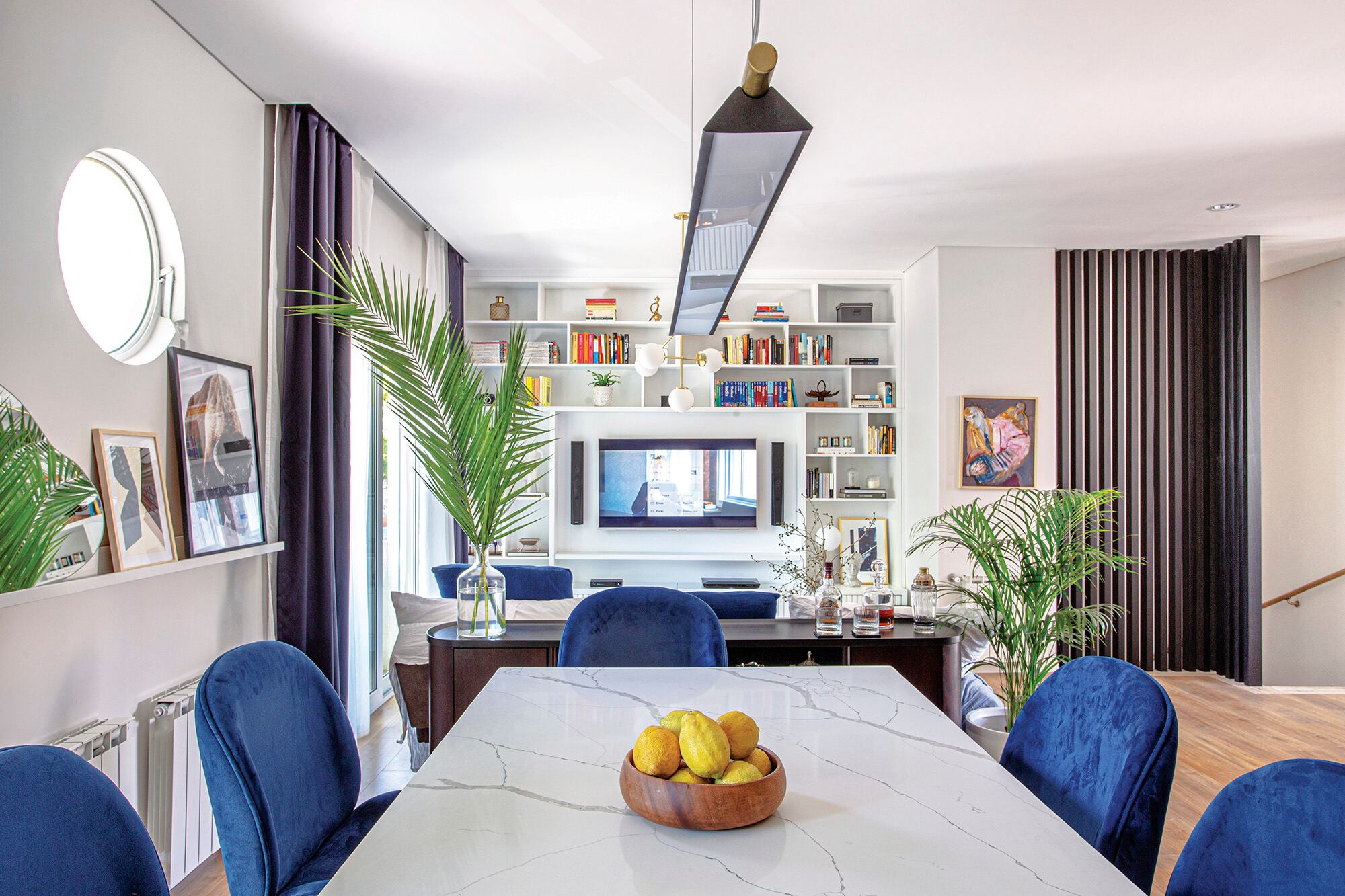 Por su tamaño y ubicación, el televisor de 55 pulgadas se puede ver también desde la mesa.