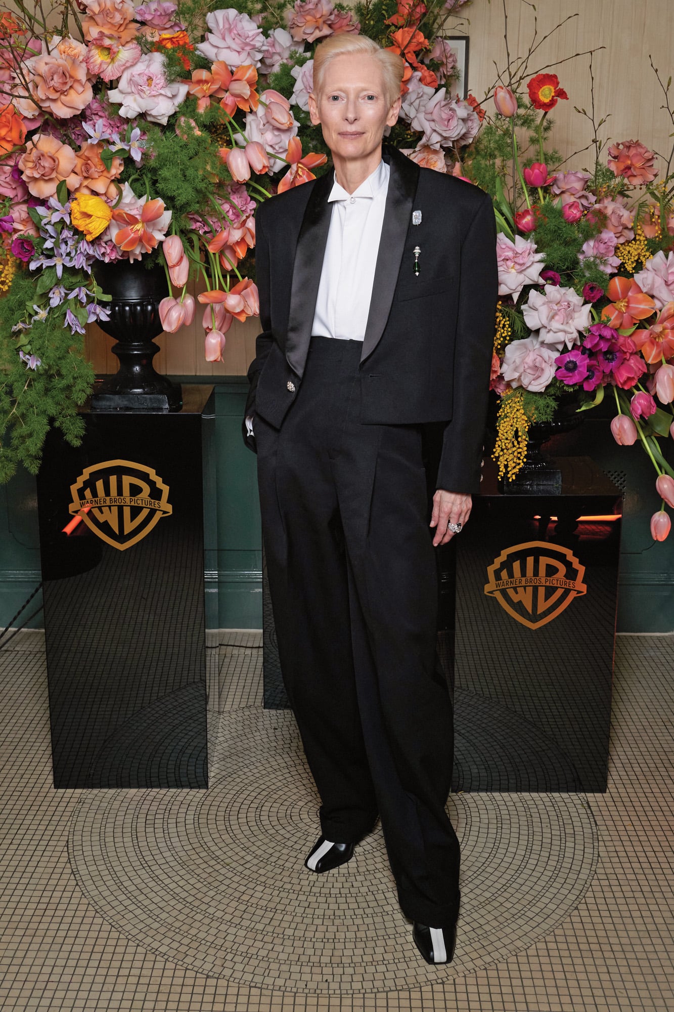 Tilda Swinton con un smoking Chanel, en la fiesta de Warner Bros después de la gala de los BAFTA