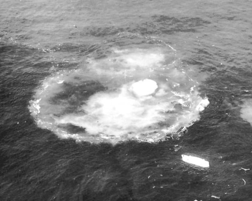 Una de las imágenes tomadas desde el aire por el fotógrafo Harry A. Trask durante los últimos minutos del Andrea Doria. La secuencia, realizada apenas nueve minutos antes de que el transatlántico desapareciera bajo el Atlántico, recibió el Premio Pulitzer de Fotografía en 1957