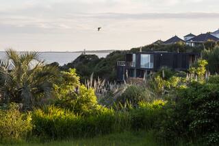 Casi escondida, una casa se despliega en tres pisos aterrazados para ver el mar