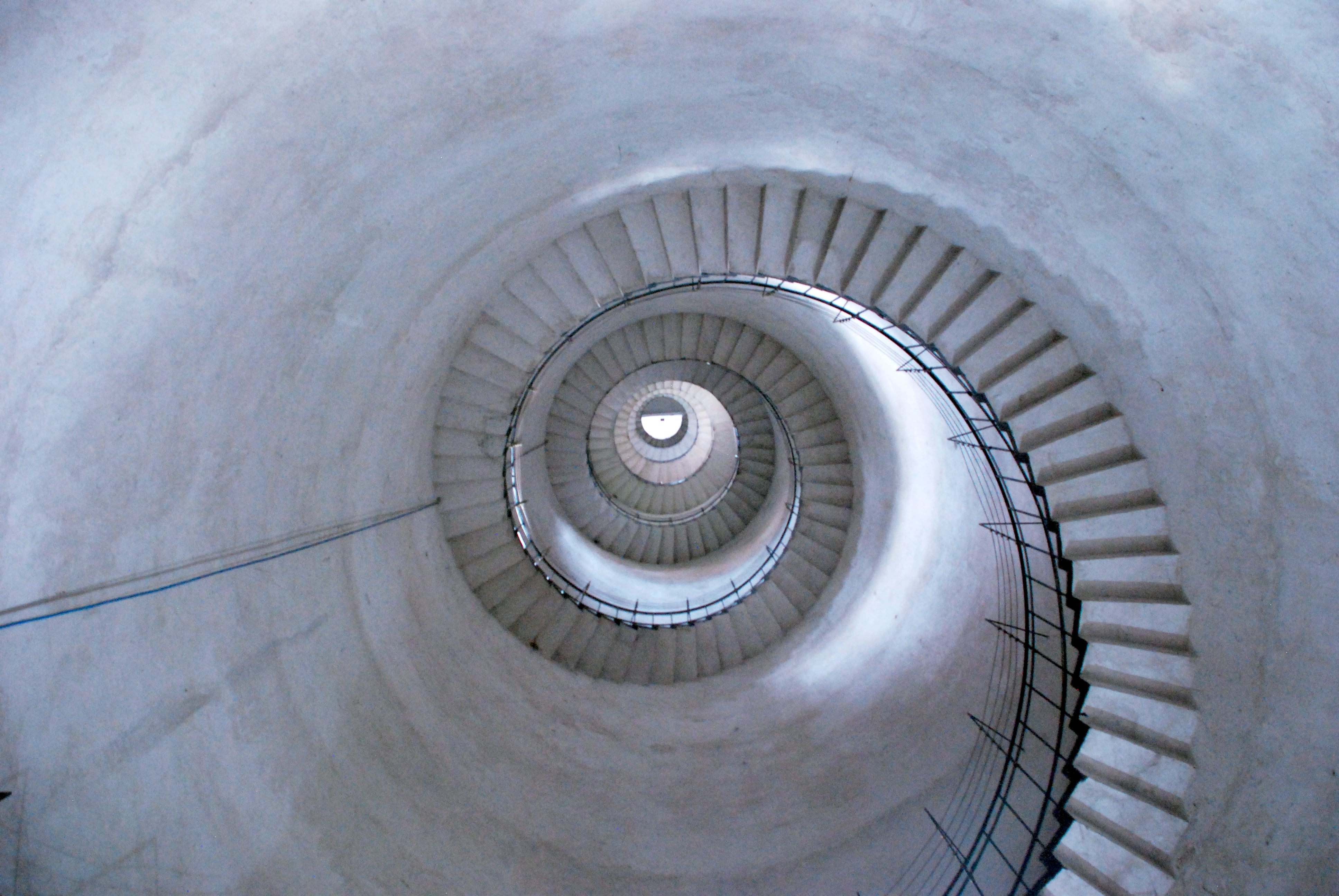 La escalera caracol que asciende a la punta del faro centenario tiene 279 escalones