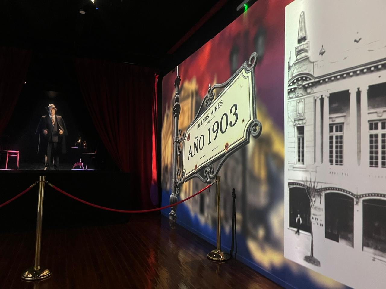 La proyección, con un mapping animado, revive los momentos dorados del teatro, mientras la voz y la figura del cantautor guían al visitante en una sala inmersiva que recrea la mística de las antiguas bambalinas