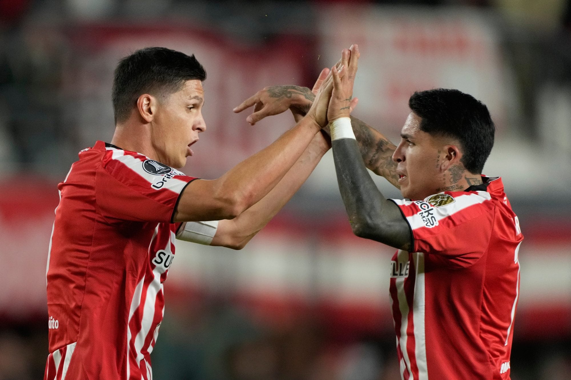 Guido Carrillo y Facundo Farias, actores de la jugada del gol del empate de Estudiantes ante Flamengo; el goleador acumula 12 festejos en la historia de la Copa Libertadores