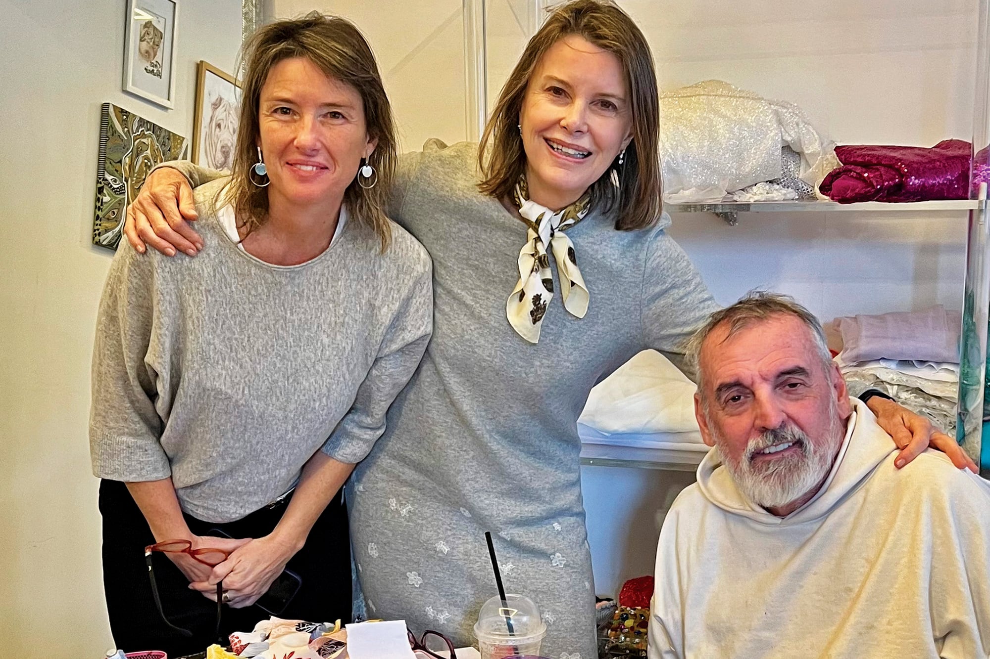 Benito Fernández junto a Ana Sinclair y Anna Gancia, madre y abuela de la modelo, que la acompañaron y alentaron durante la producción de fotos
