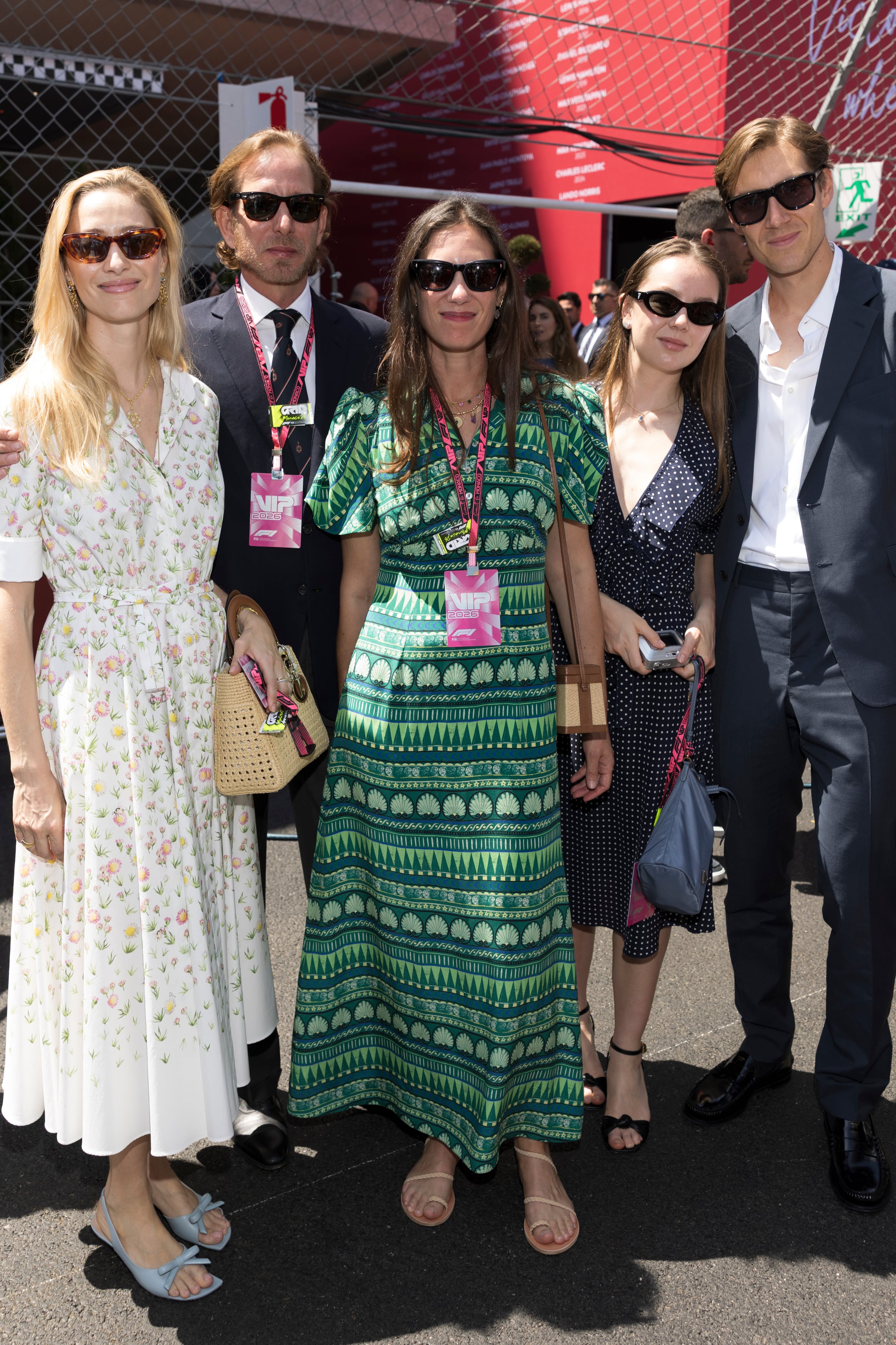 Los
hijos de la princesa Carolina. Beatrice Borromeo
–la mujer de Pierre Casiraghi; con vestido de Dior–, Andrea
Casiraghi, su esposa, Tatiana Santo Domingo, Alexandra
de Hannover y su novio, Ben-Sylvester Strautmann