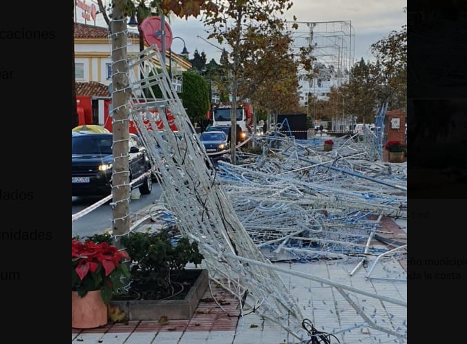 Video: el momento en el que un tornado que superó los 130km/h arrasó la costa de Málaga y derribó el alumbrado público