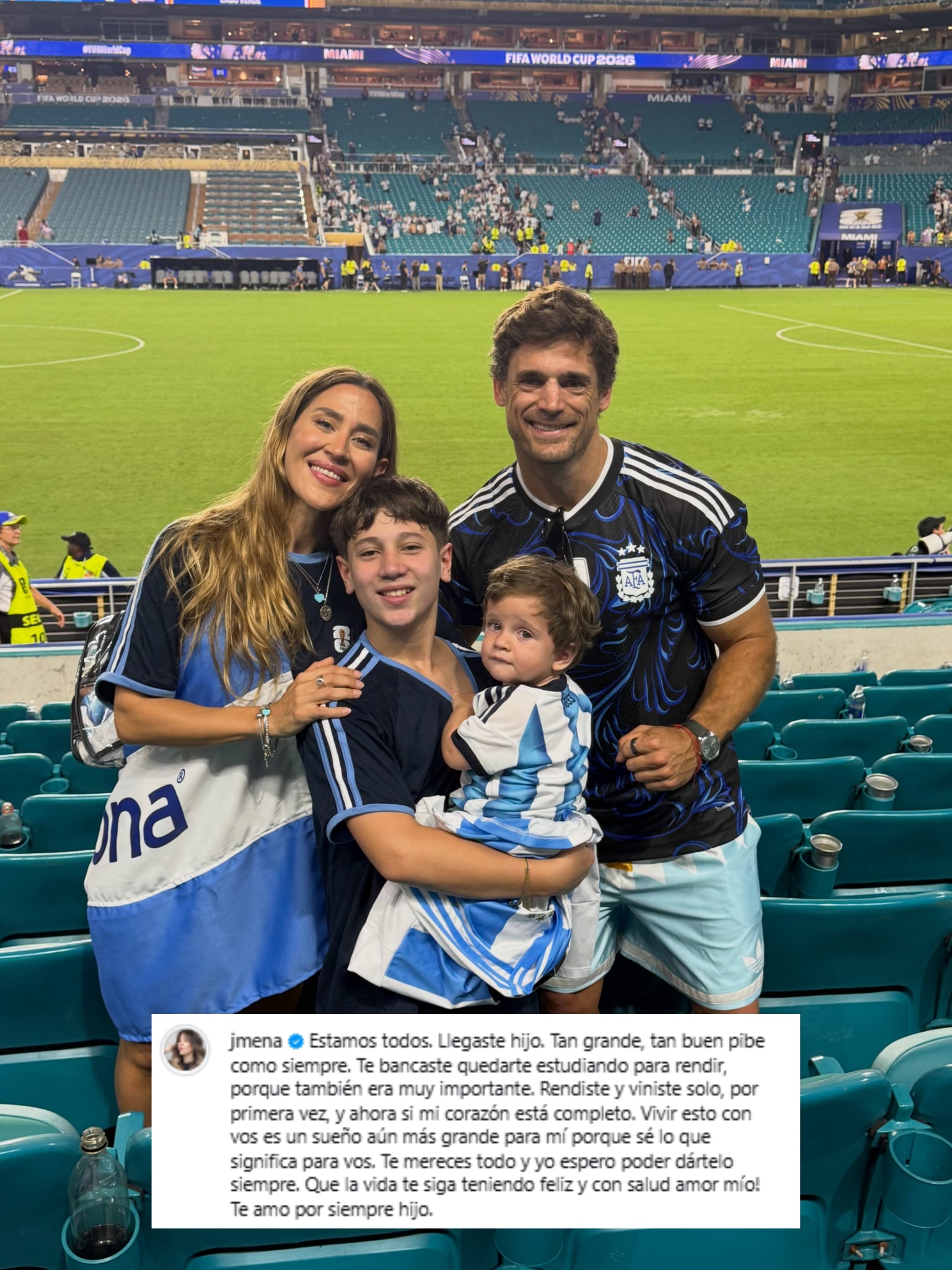 Jimena Barón, Matías Palleiro, Momo y Arturo disfrutaron del partido de la selección argentina en el Hard Rock Stadium de Miami (Foto: Instagram @jmena)