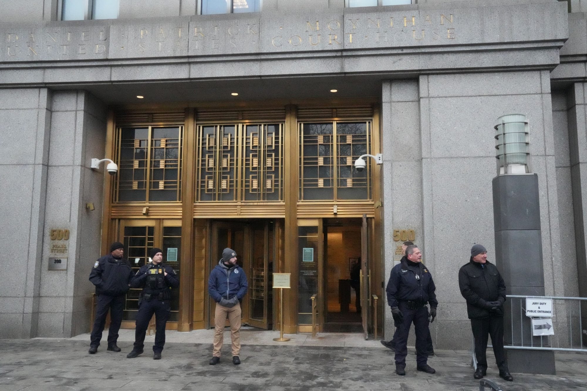 Bajo un fuerte operativo de seguridad, Maduro ya se encuentra en el tribunal de Nueva York para enfrentar su primera audiencia.