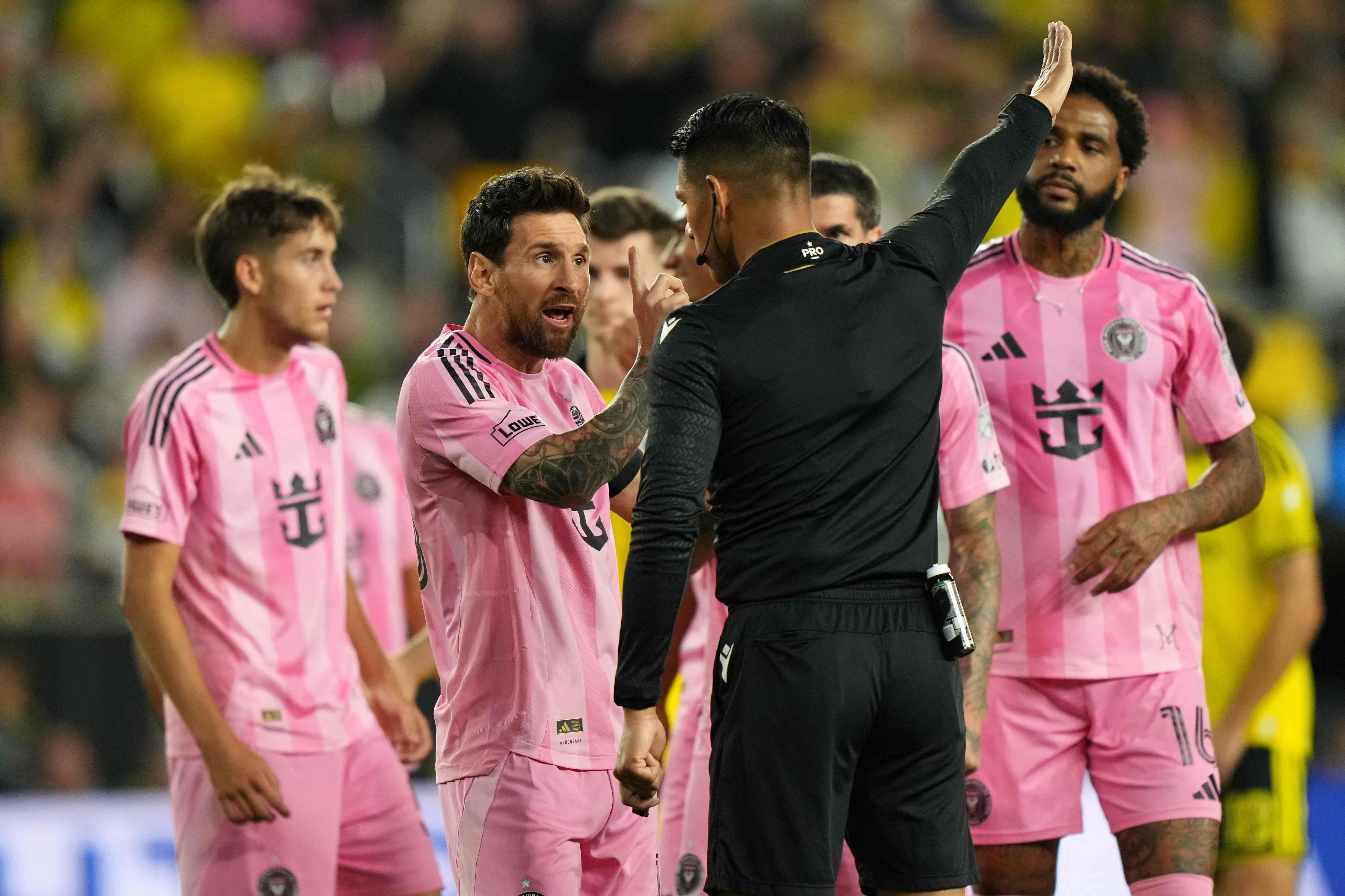 Lionel Messi le protestó al árbitro en la previa del penal de Crew