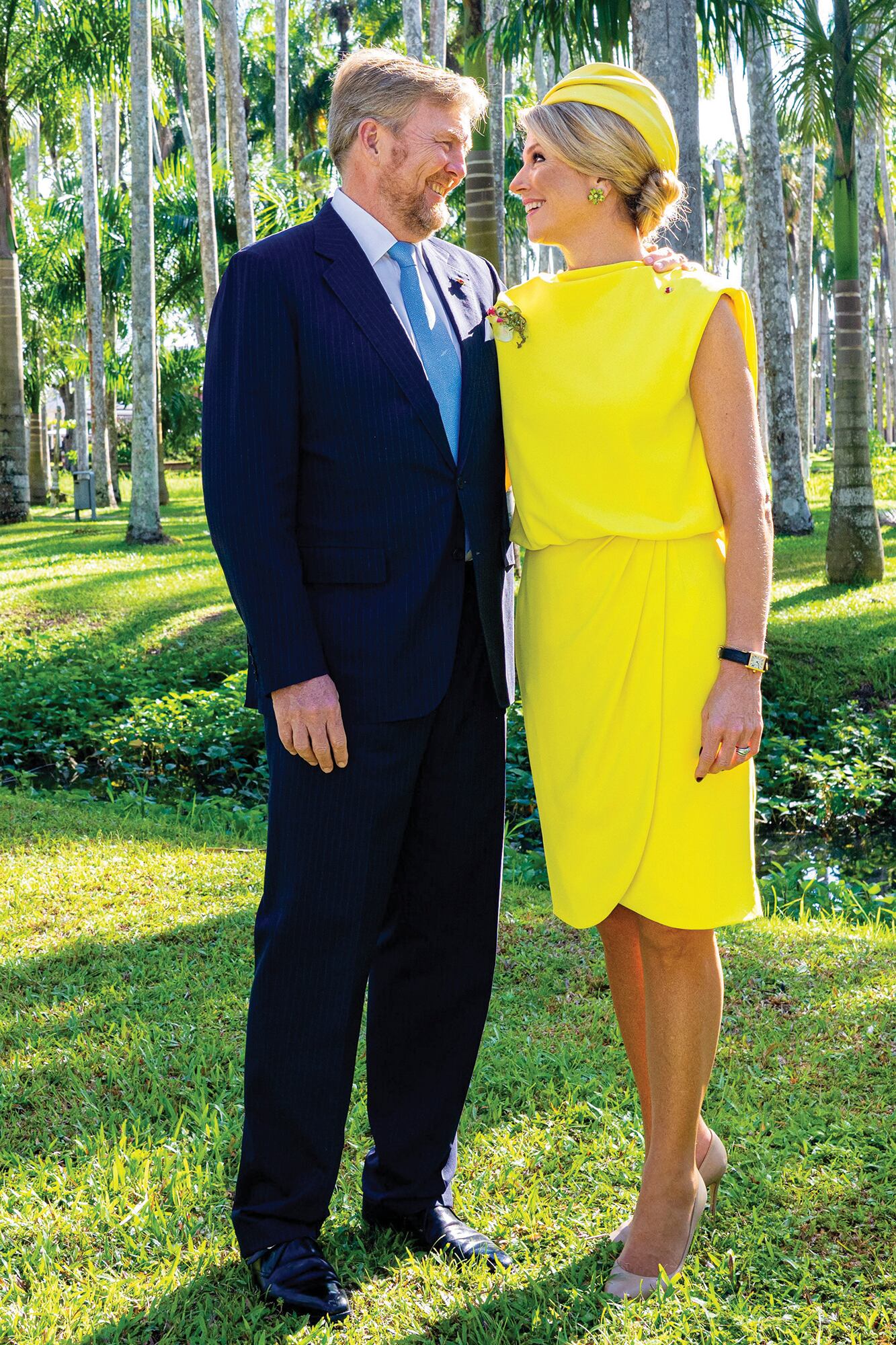 Junto al rey Guillermo Alejandro,
Máxima “iluminó” la visita a
Villa Zapakara con un vestido amarillo
sin mangas, cuello a la base y falda
cruzada de Natan, que estrenó en su viaje
a Bonaire, en abril de 2015. Al igual que
aquella vez, lo combinó con un tocado
tipo turbante a juego. ¿El detalle?
El gran broche con forma de flor