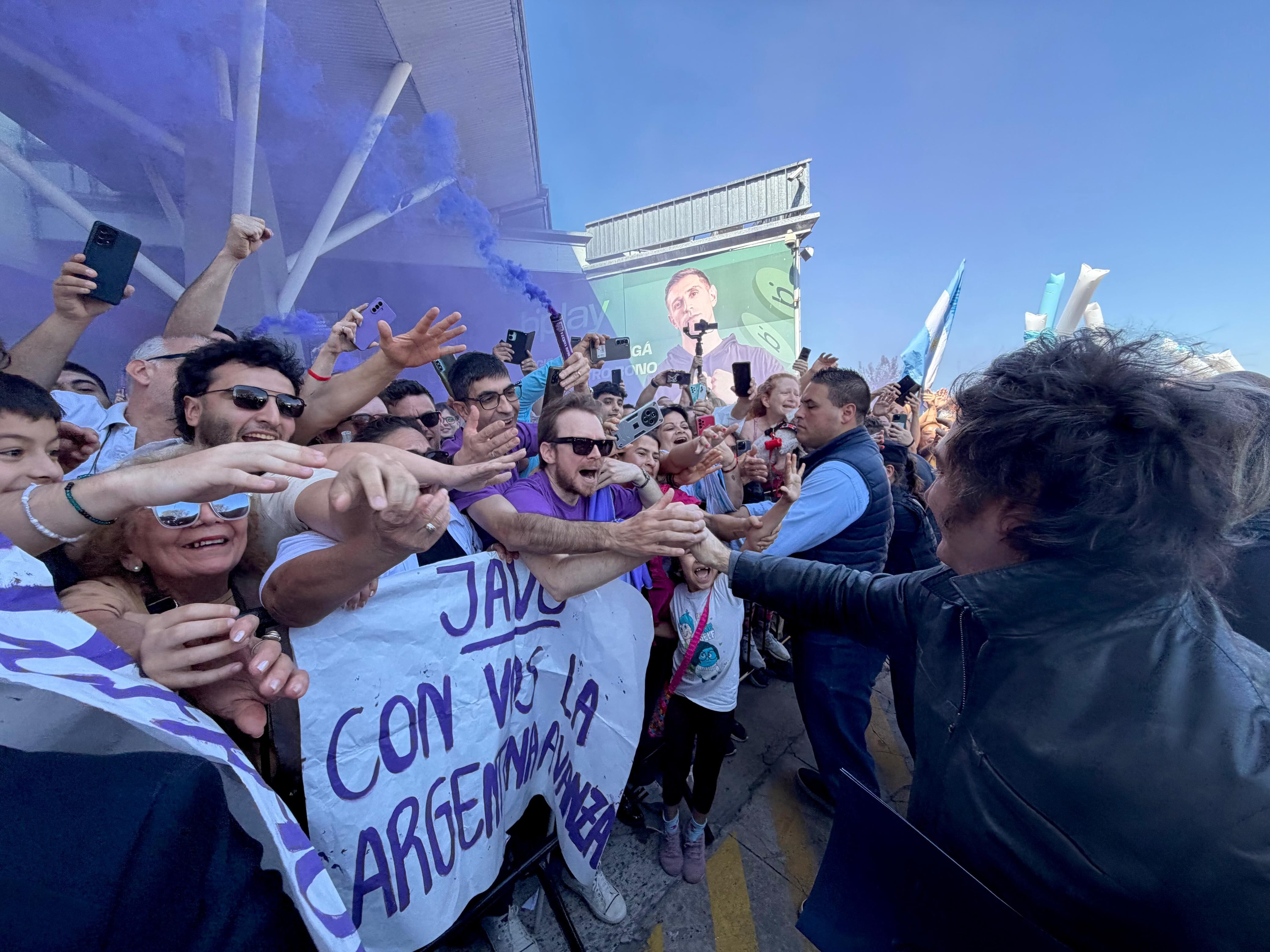 Milei saluda a los militantes durante su paso por Santa Fe