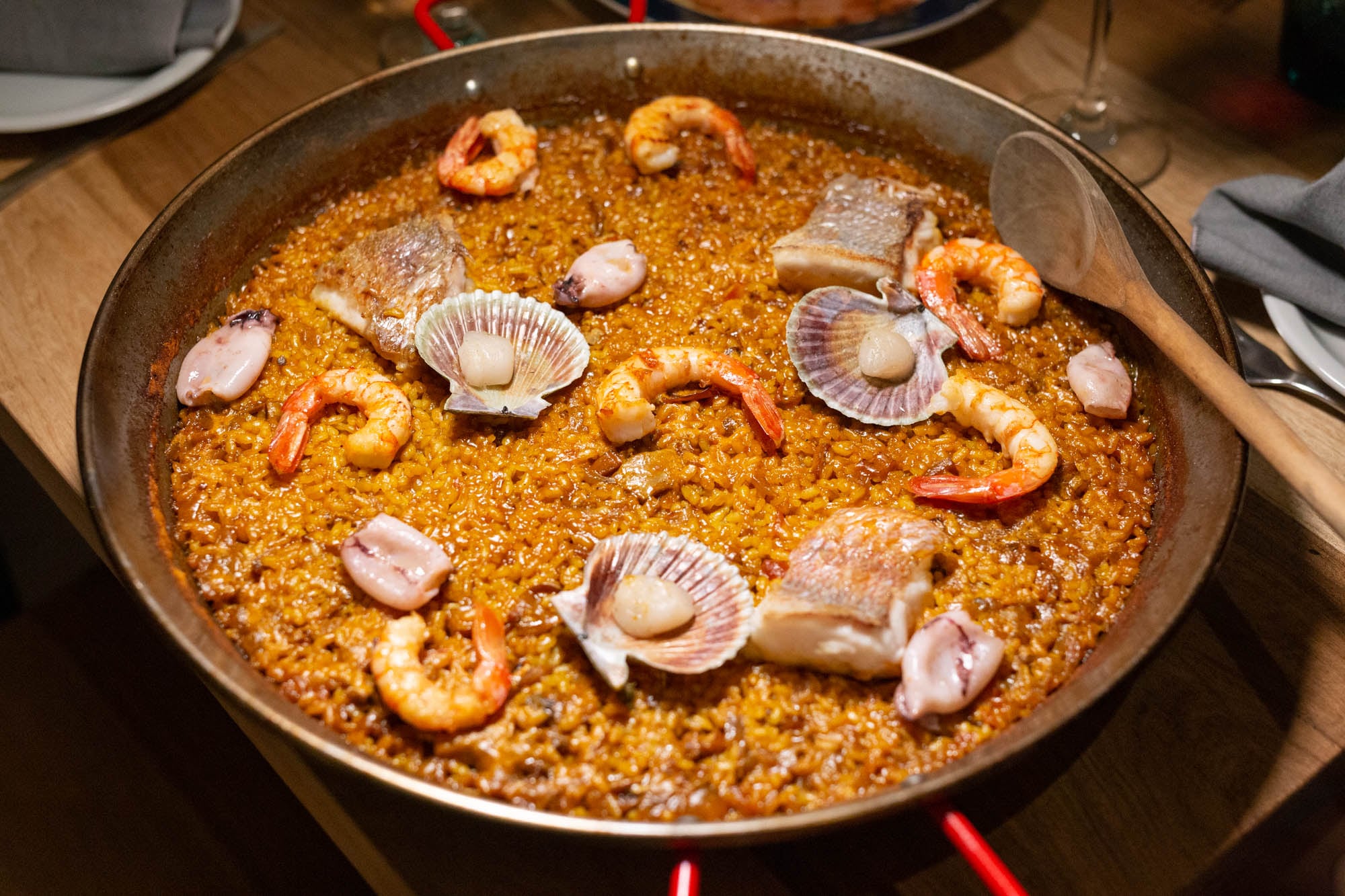 Paella de pesca, camarão e mexilhões.