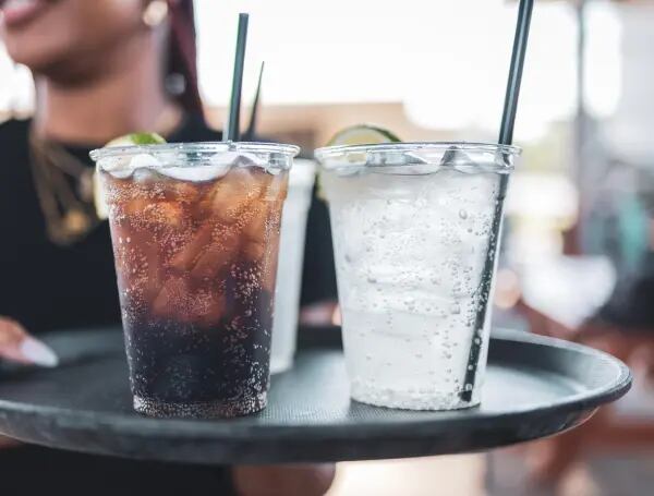 Las bebidas gaseosas introducen aire en el sistema digestivo, aumentando la hinchazón.