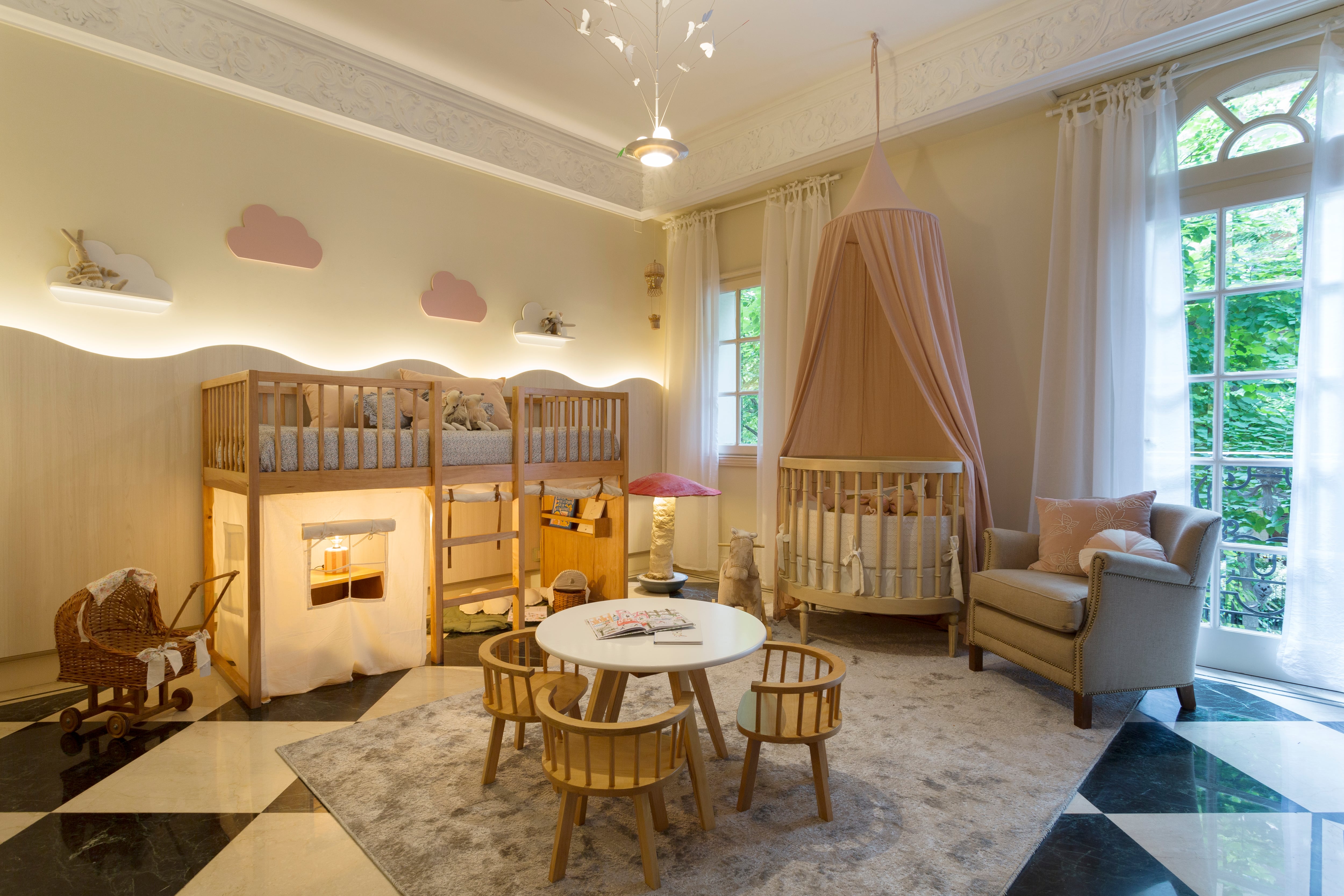 En el cuarto infantil, el “Cuarto de Ámbar y Rubí”, se despliega con una paleta de tonos neutros y detalles de color en el empapelado