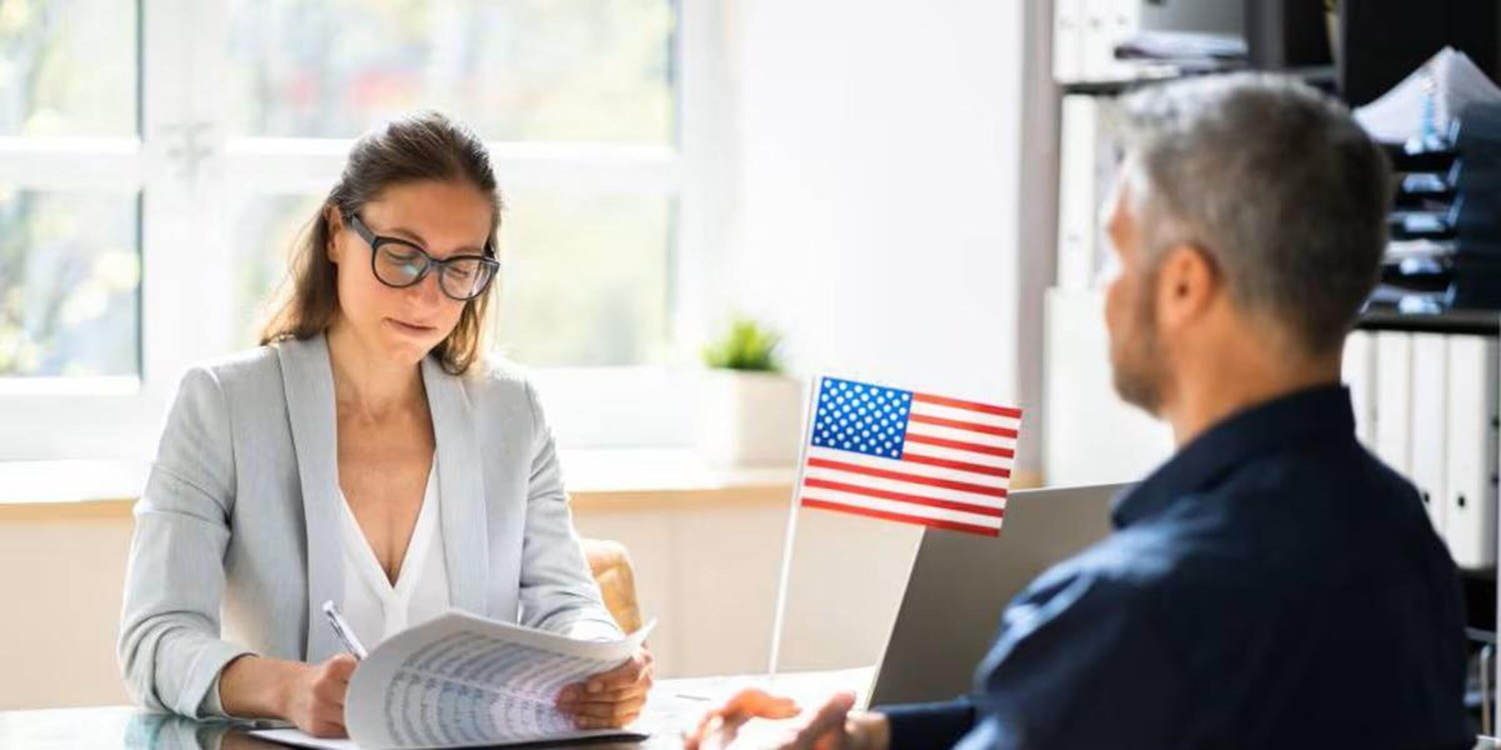 Uno de los pasos del proceso de asilo afirmativo es la programación de una entrevista con un oficial de Uscis