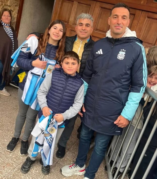 Lionel Scaloni junto a la familia de Franco Ottavianni