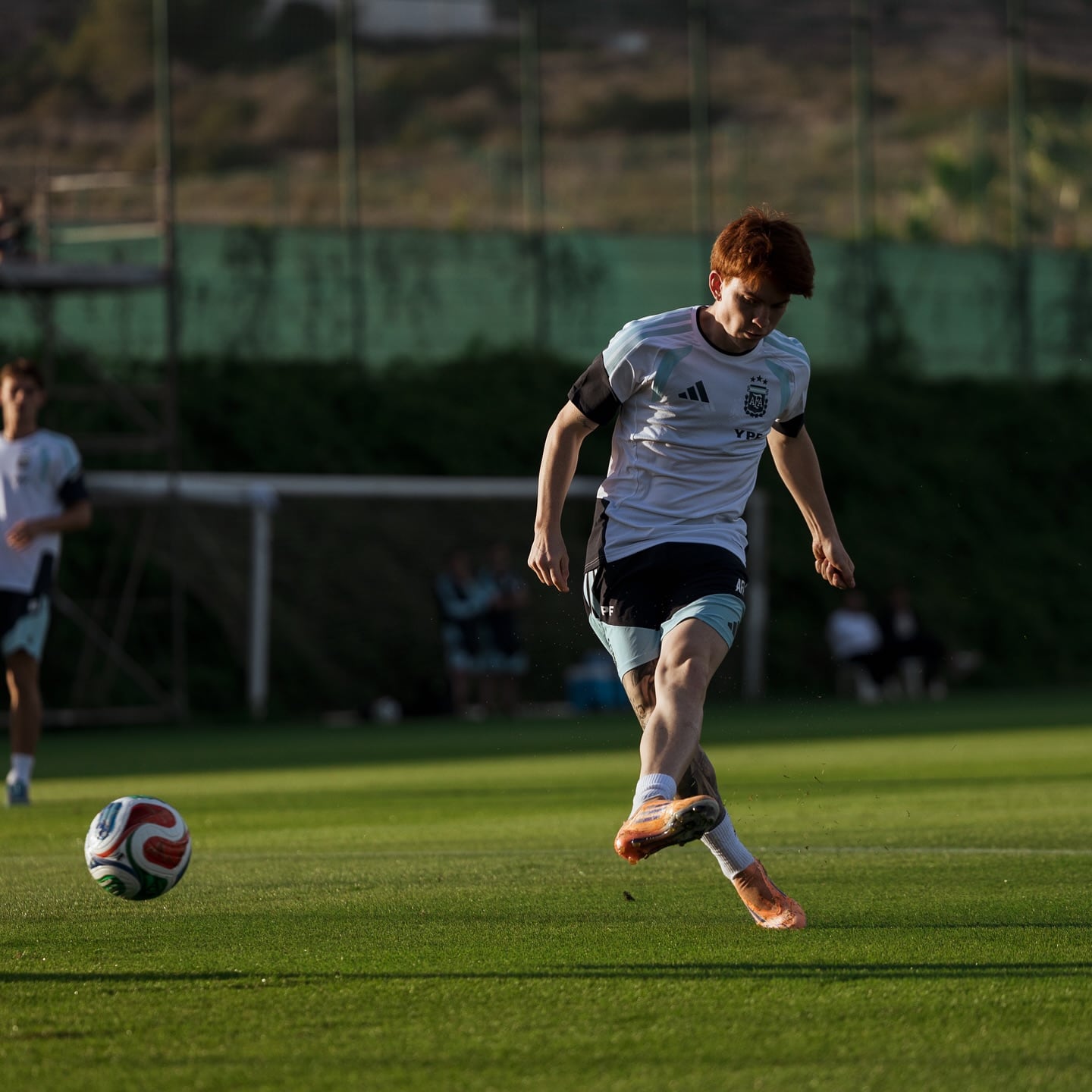 En Angola, Barco podrá jugar su segundo partido en la selección mayor; está dispuesto a hacerlo en cualquier posición con tal de contribuir al equipo y ganarse un lugar en la nómina para el Mundial.