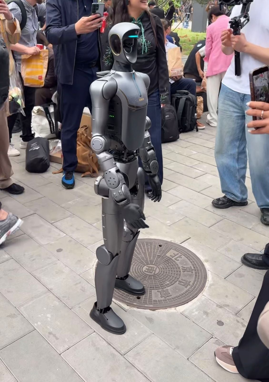 Los robots humanoides, una de las atracciones en los patios del salón