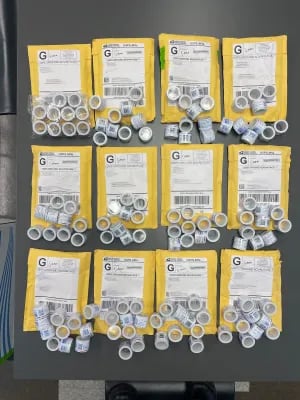 Los agentes detuvieron 8 envíos que contenían un total de 161 mil sellos estadounidenses Forever