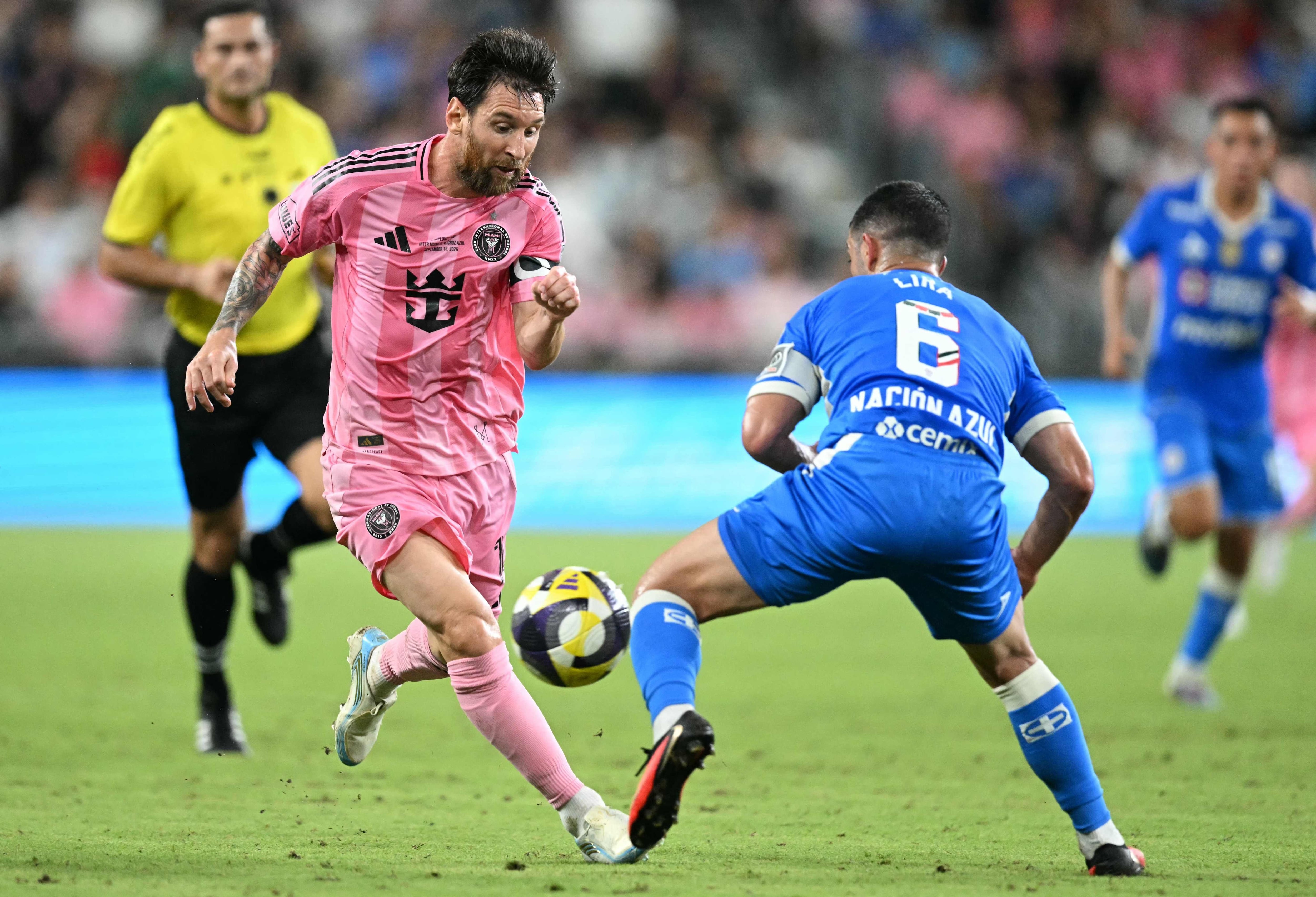 Lionel Messi encara al capitán Erik Lira