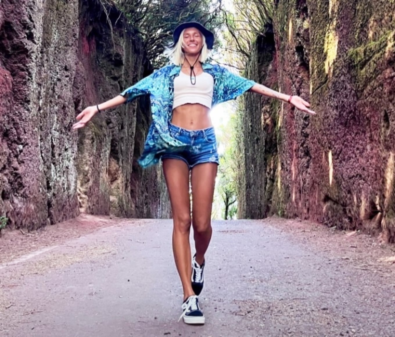 “Fue en Tenerife donde mi corazón encontró su lugar. La isla volcánica me hizo sentir que mi alma se expandía. Rodeada de naturaleza, montañas, mar y playas increíbles, sabía que quería vivir allí”