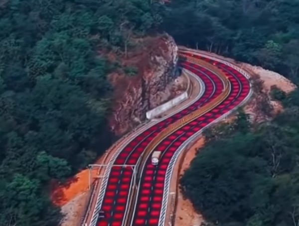 La insólita razón por la que un país decidió pintar sus autopistas de rojo