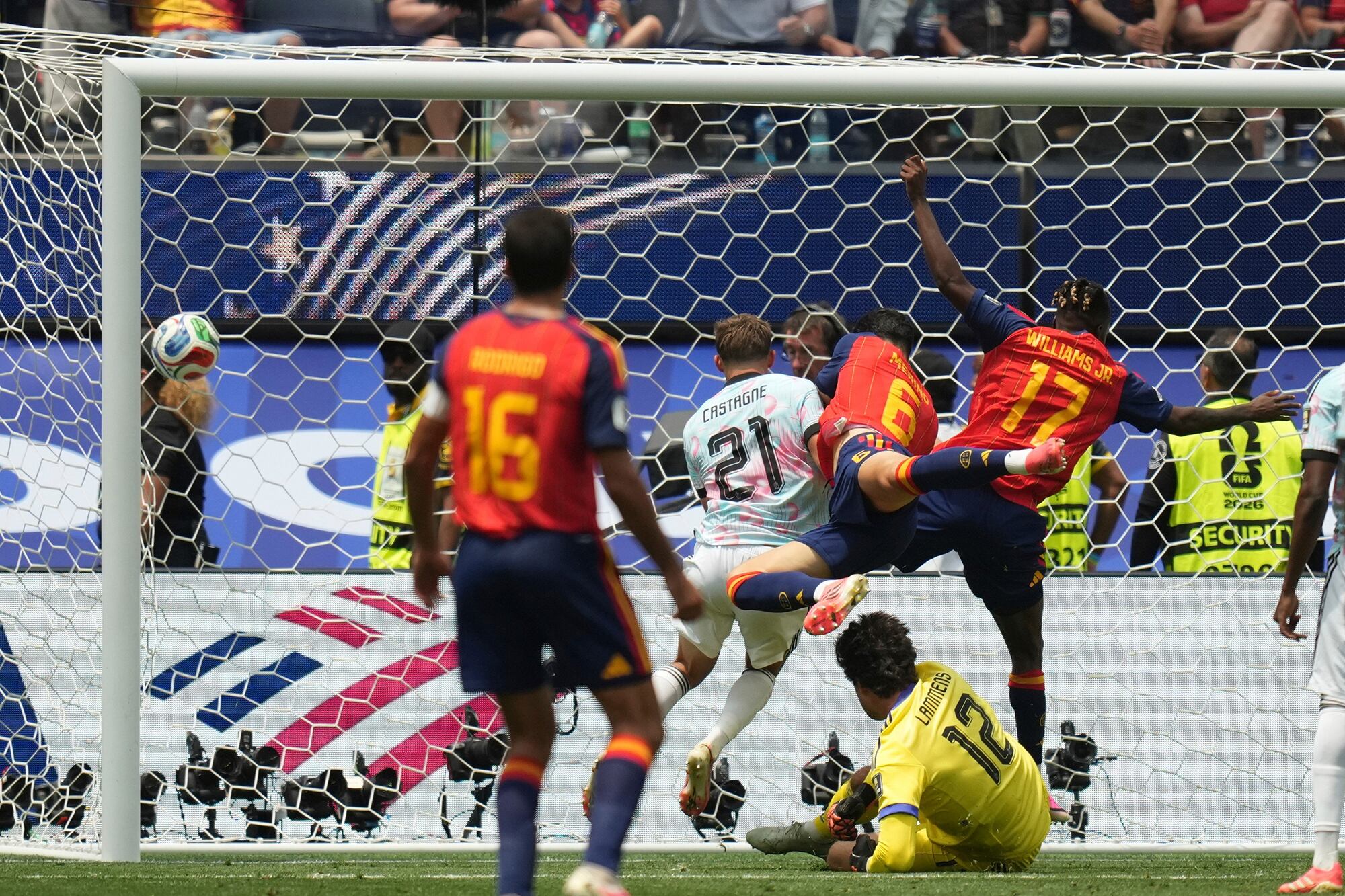 El surdazo Mikel Merino para el 2-1 para España