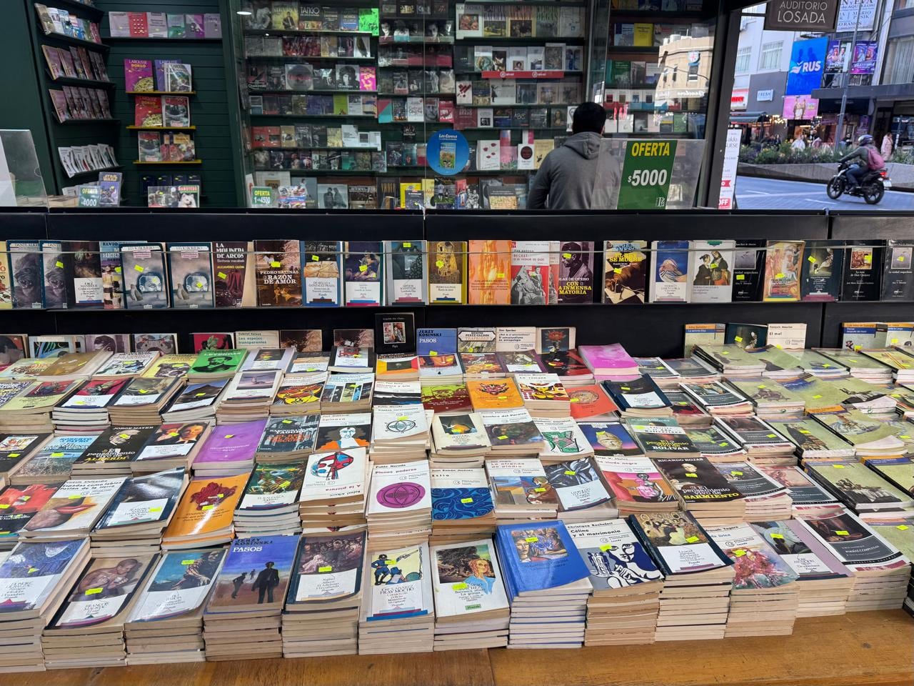 Losada lanza una megaliquidación de 2x1 en libros, con ofertas entre $2000 y $10.000