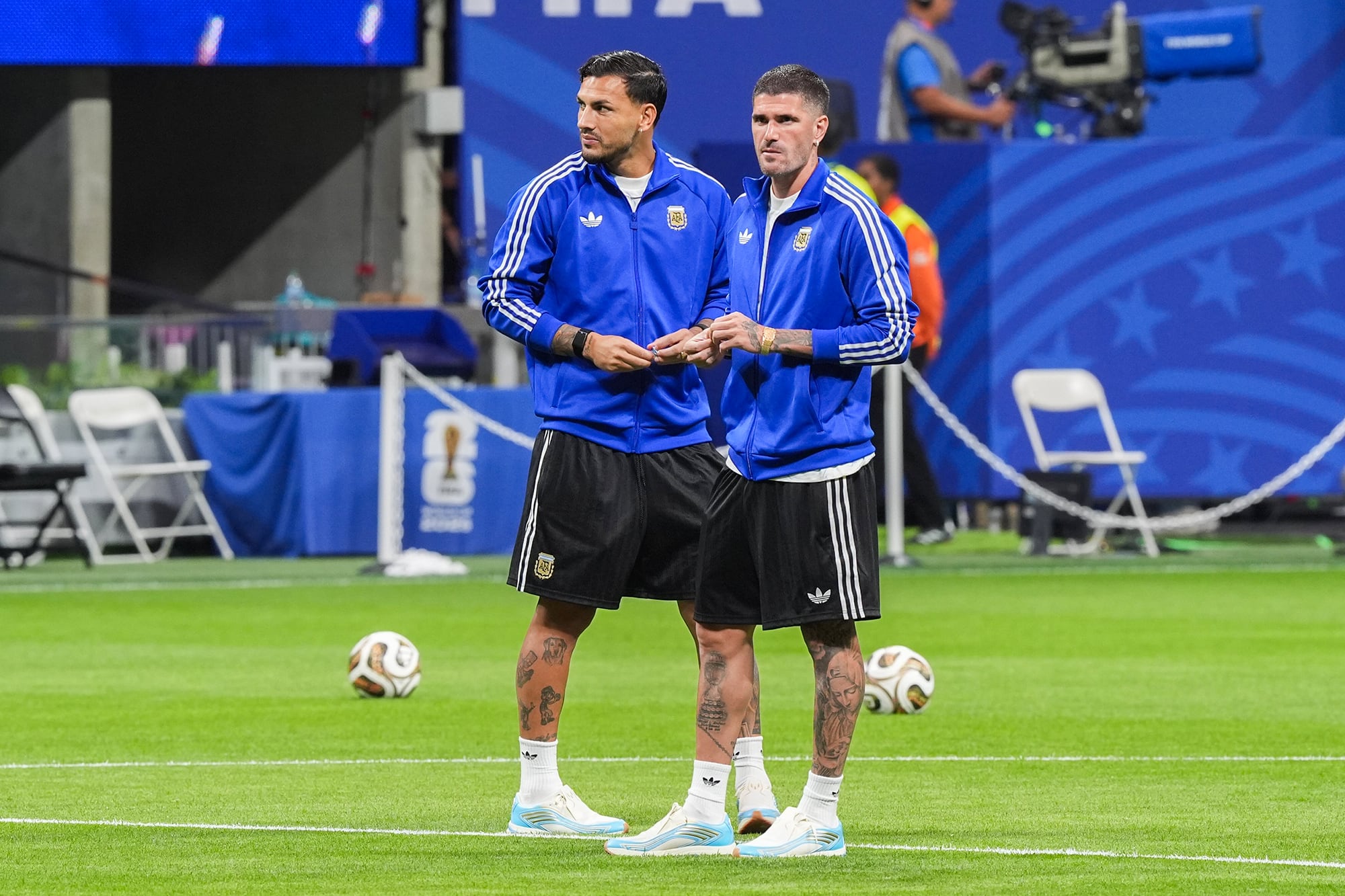 Leandro Paredes y Rodrigo De Paul comen caramelos en el Kansas City Stadium