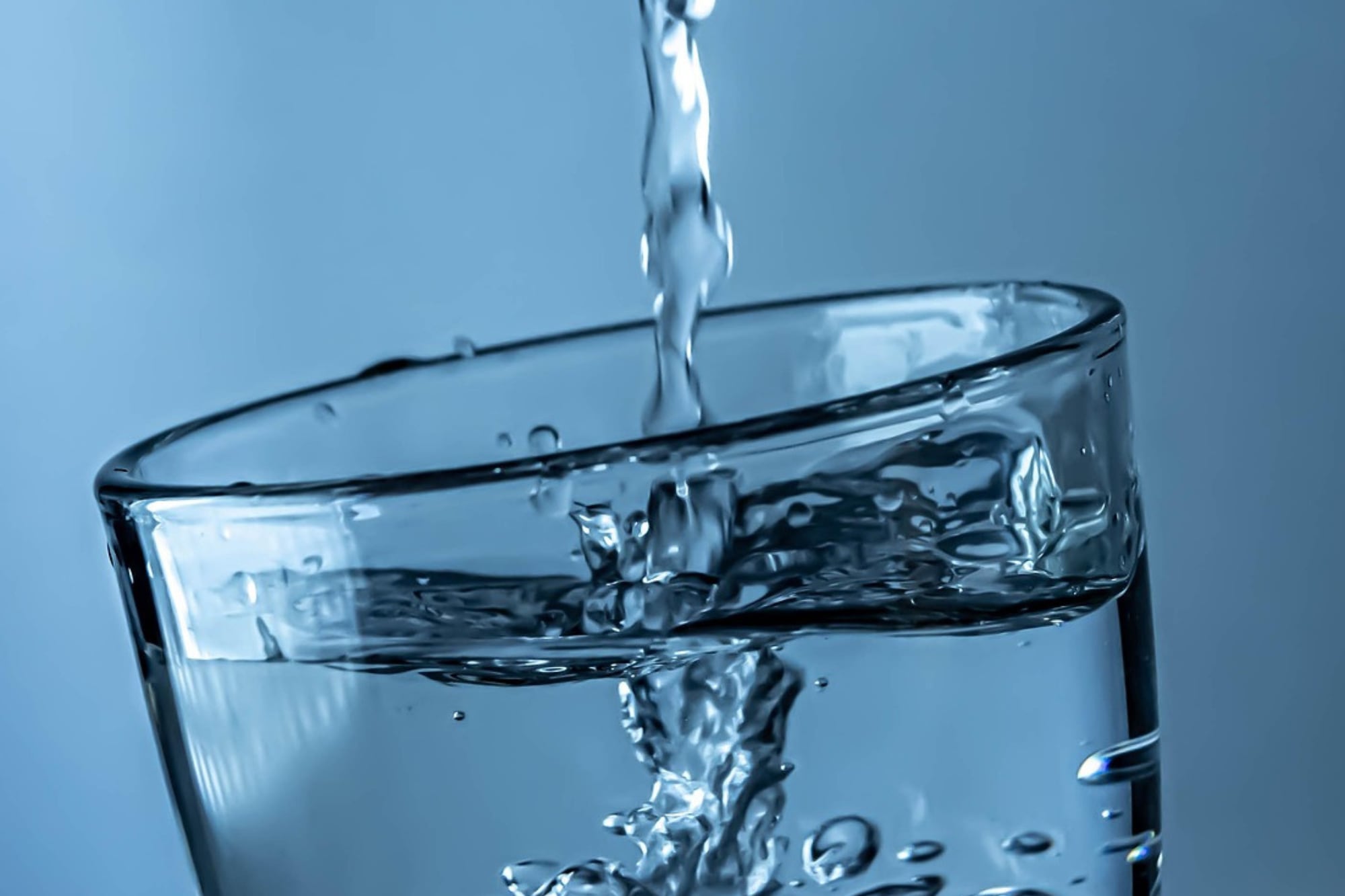 El agua es fundamental para mantenerse hidratado.