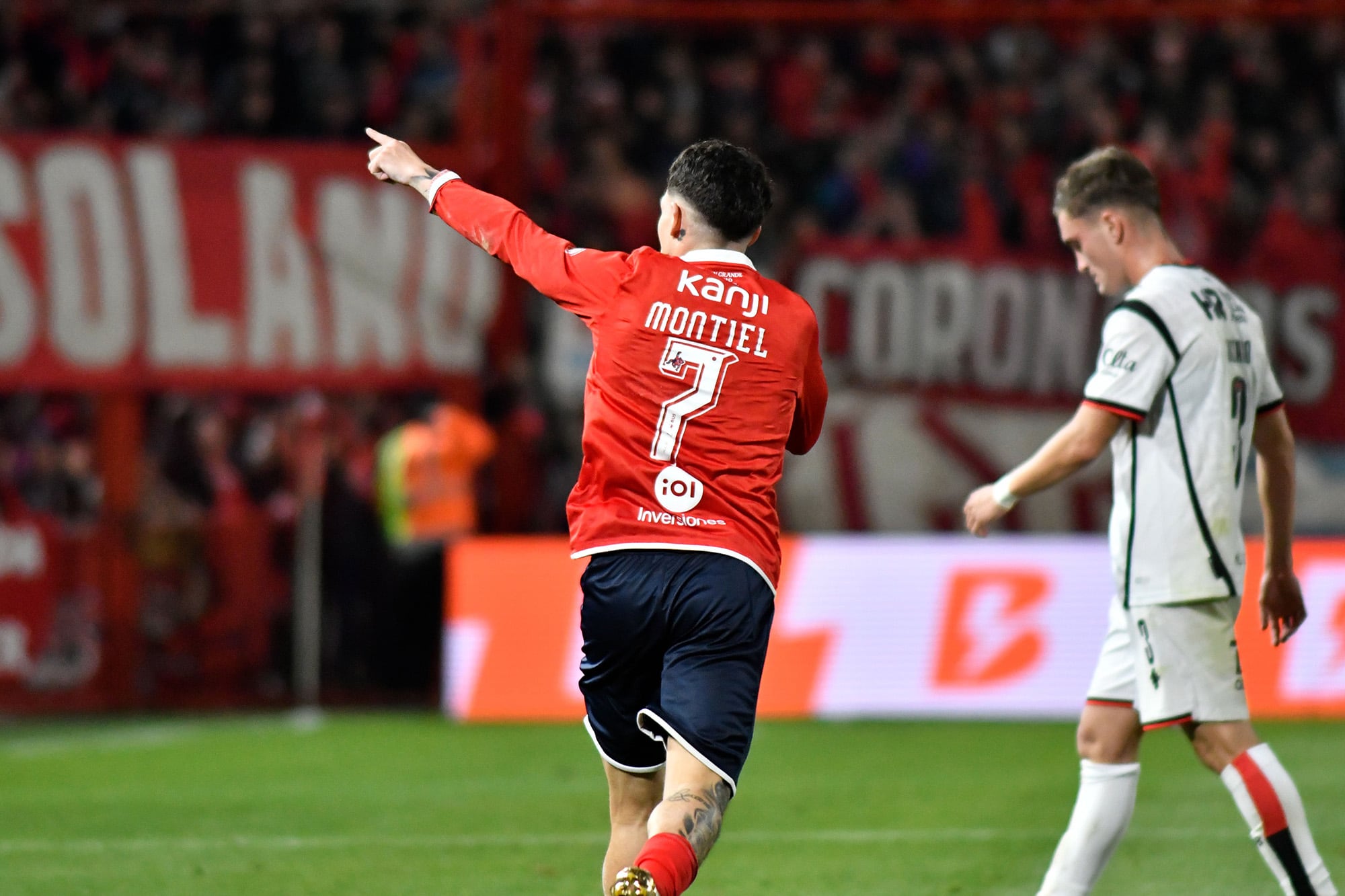 Santiago Montiel festeja su golazo para Independiente ante Newell's, en Avellaneda