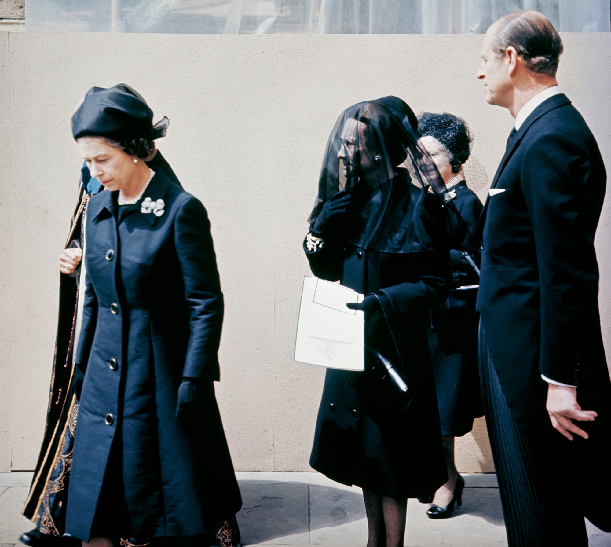 En el funeral de su marido en Londres, el 31 de mayo 1972. Delante de ella la reina Isabel II, a su izquierda, el duque de Edimburgo, y atrás la Reina Madre