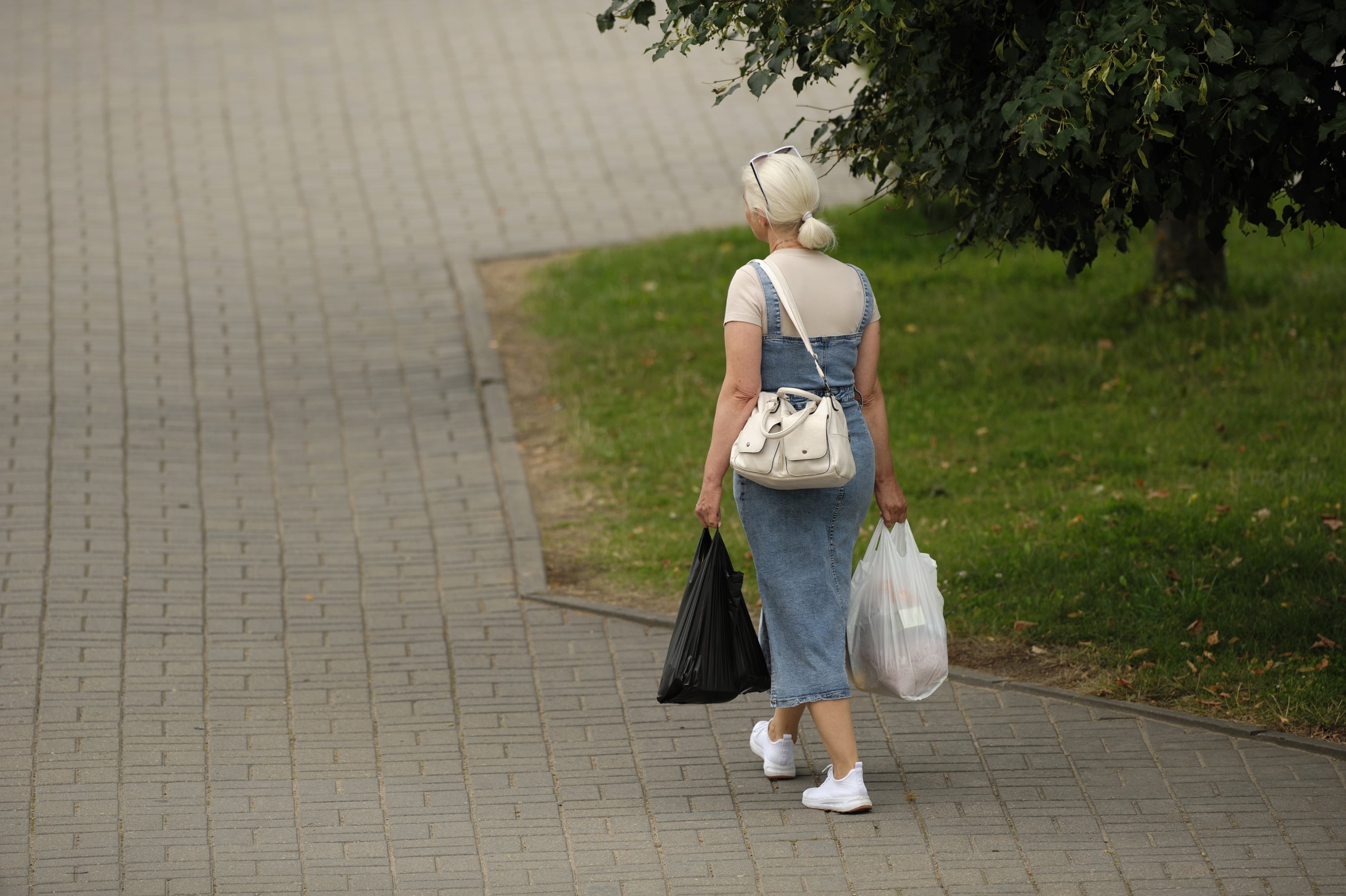 El ejercicio implica implica caminar mientras se sostiene una carga pesada en cada mano
