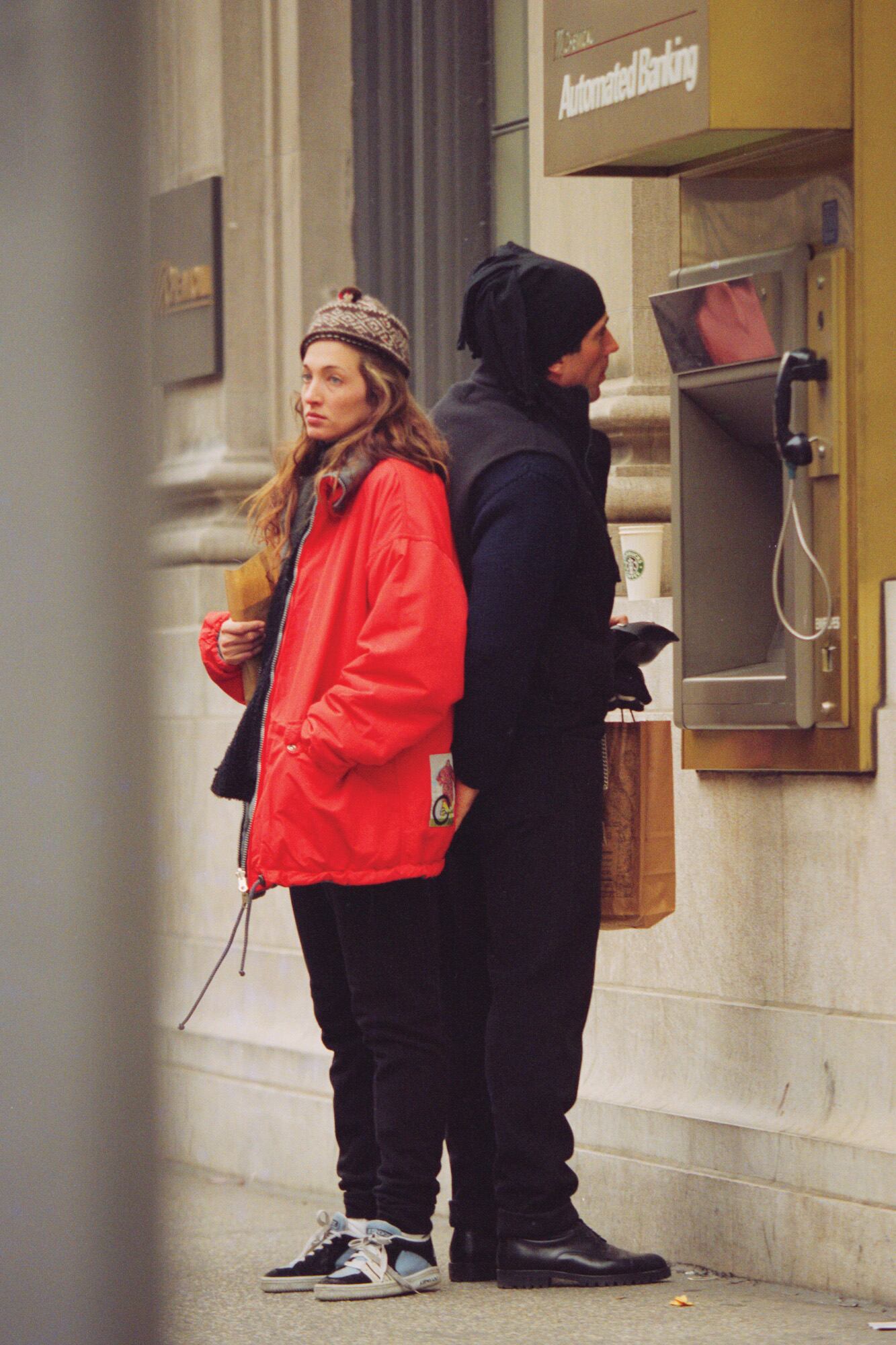 Durante una caminata por Tribeca, se detienen en un cajero automático. Todavía eran novios: corría febrero de 1995.